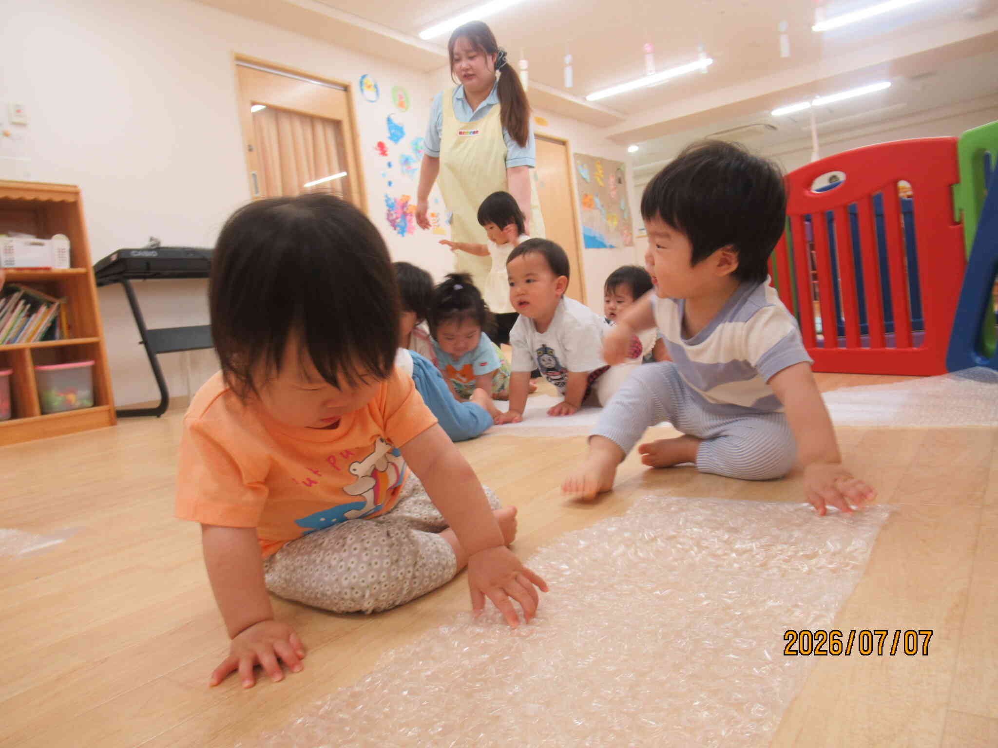 「パチン！パチン！」と弾ける音や感触を楽しんでいました。