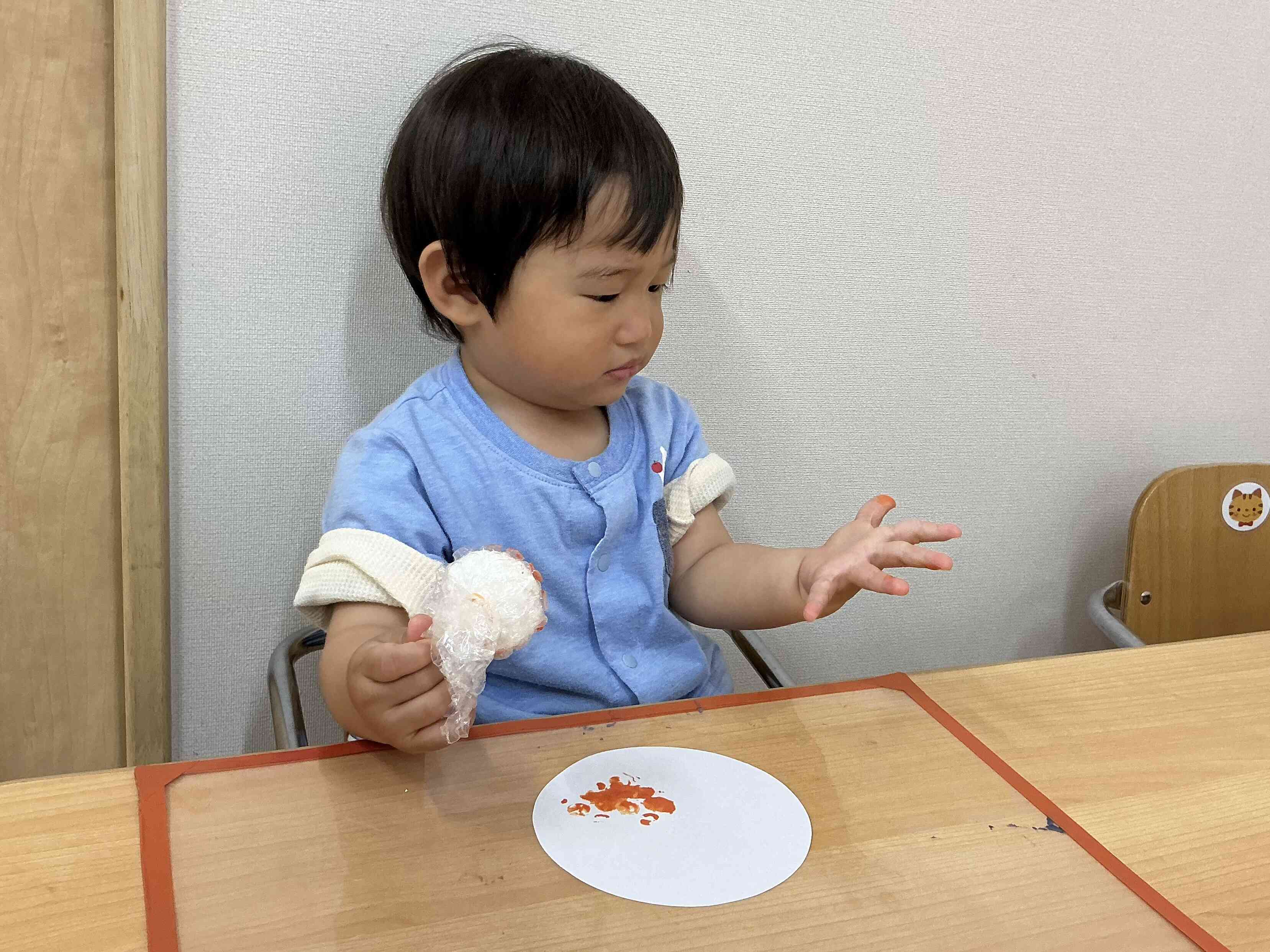 「あっ、こっちのてにも…ついちゃったなぁ…」
