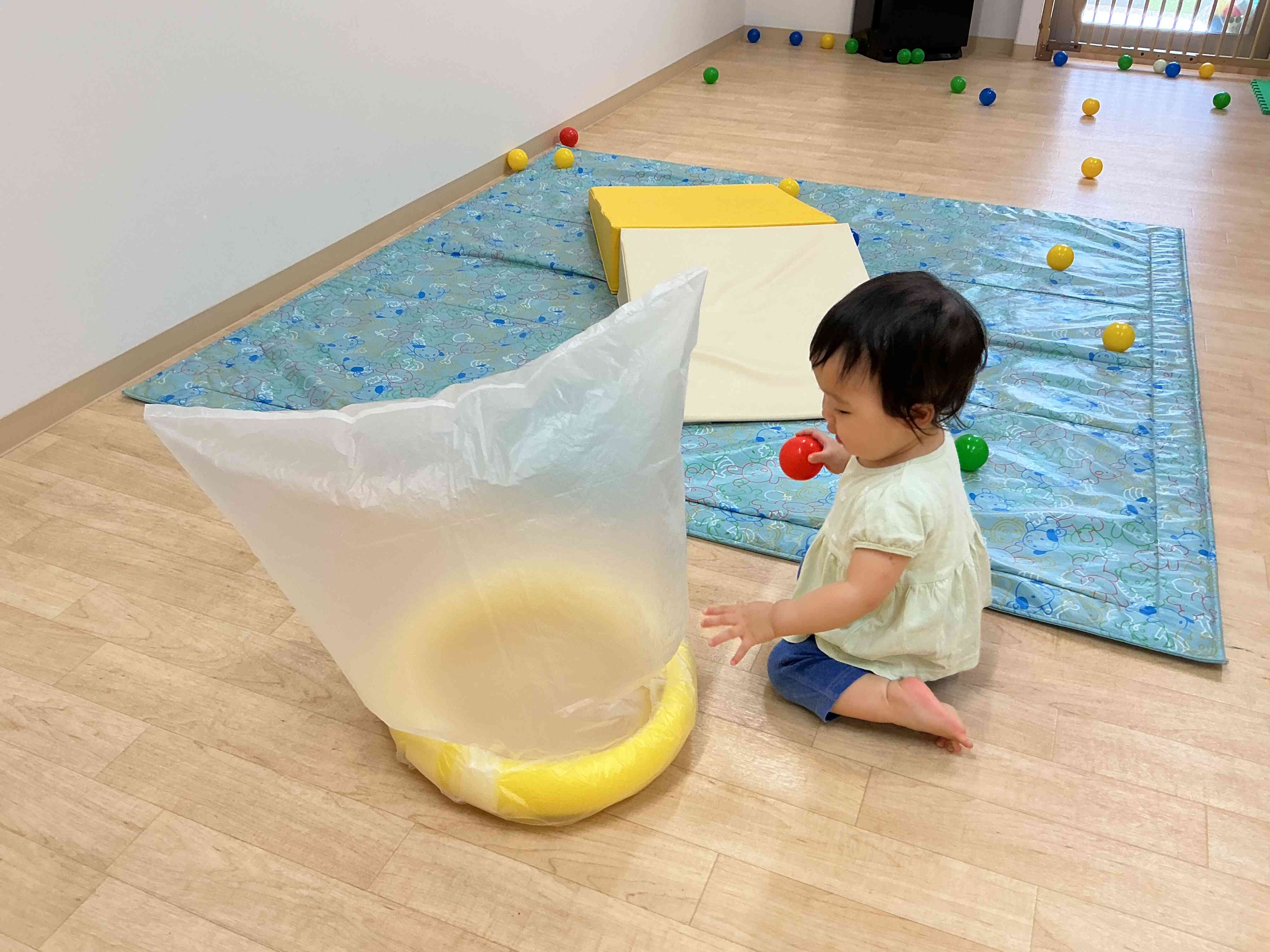 空気が入ってフワフワ!興味津々です♪