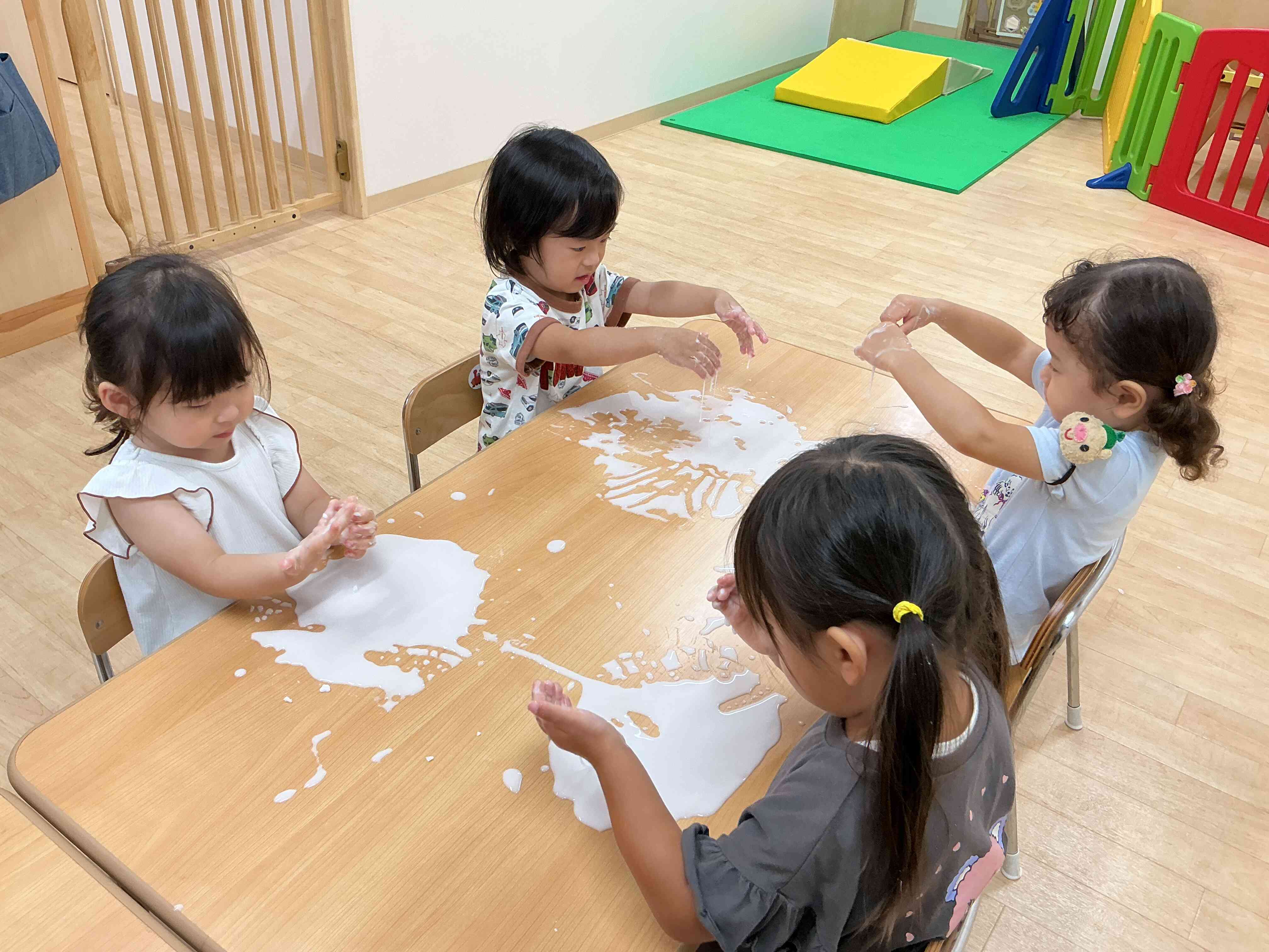 みんな黙々と感触を味わっています。