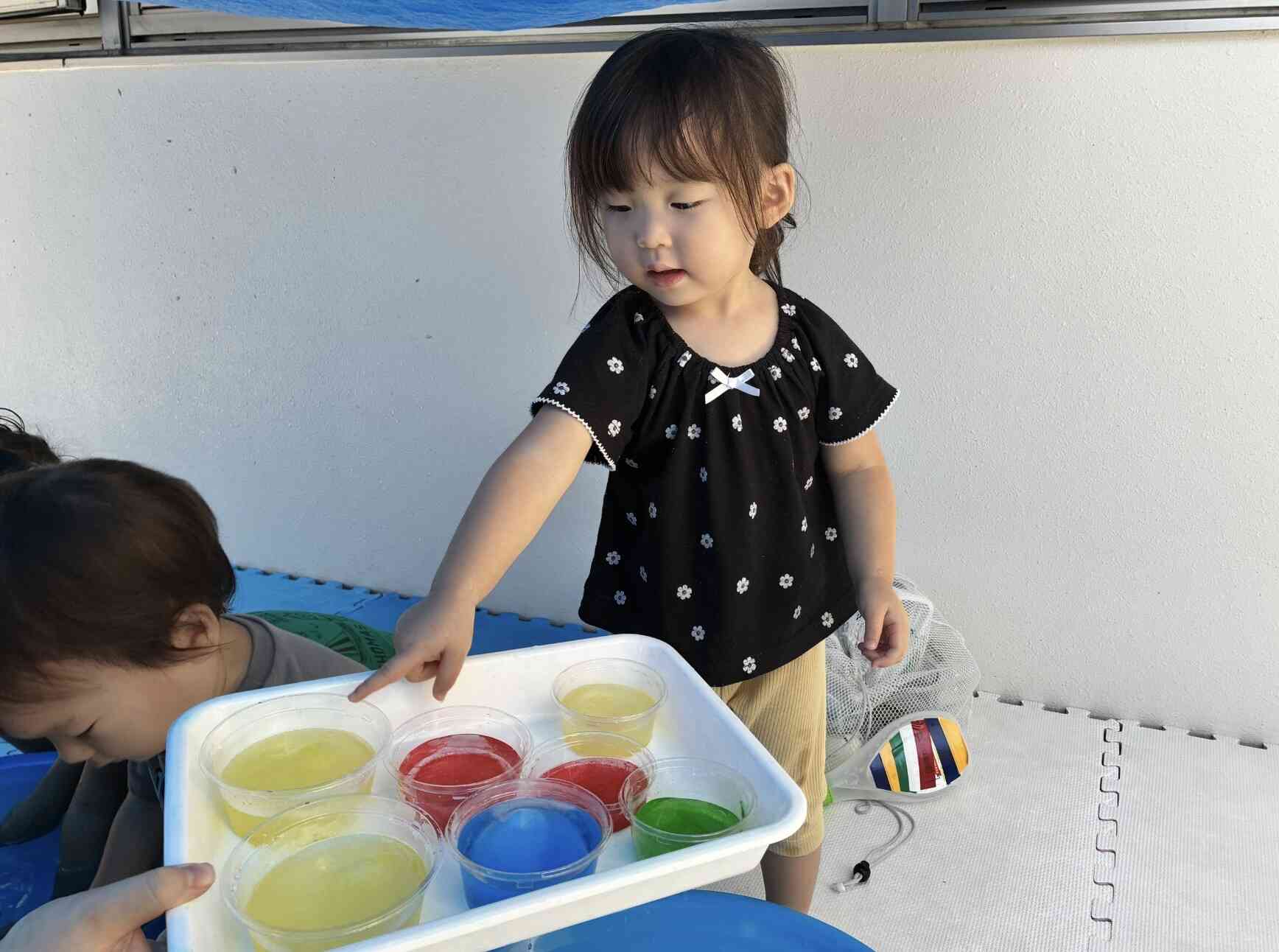 「わたしは、きいろにする〜！」