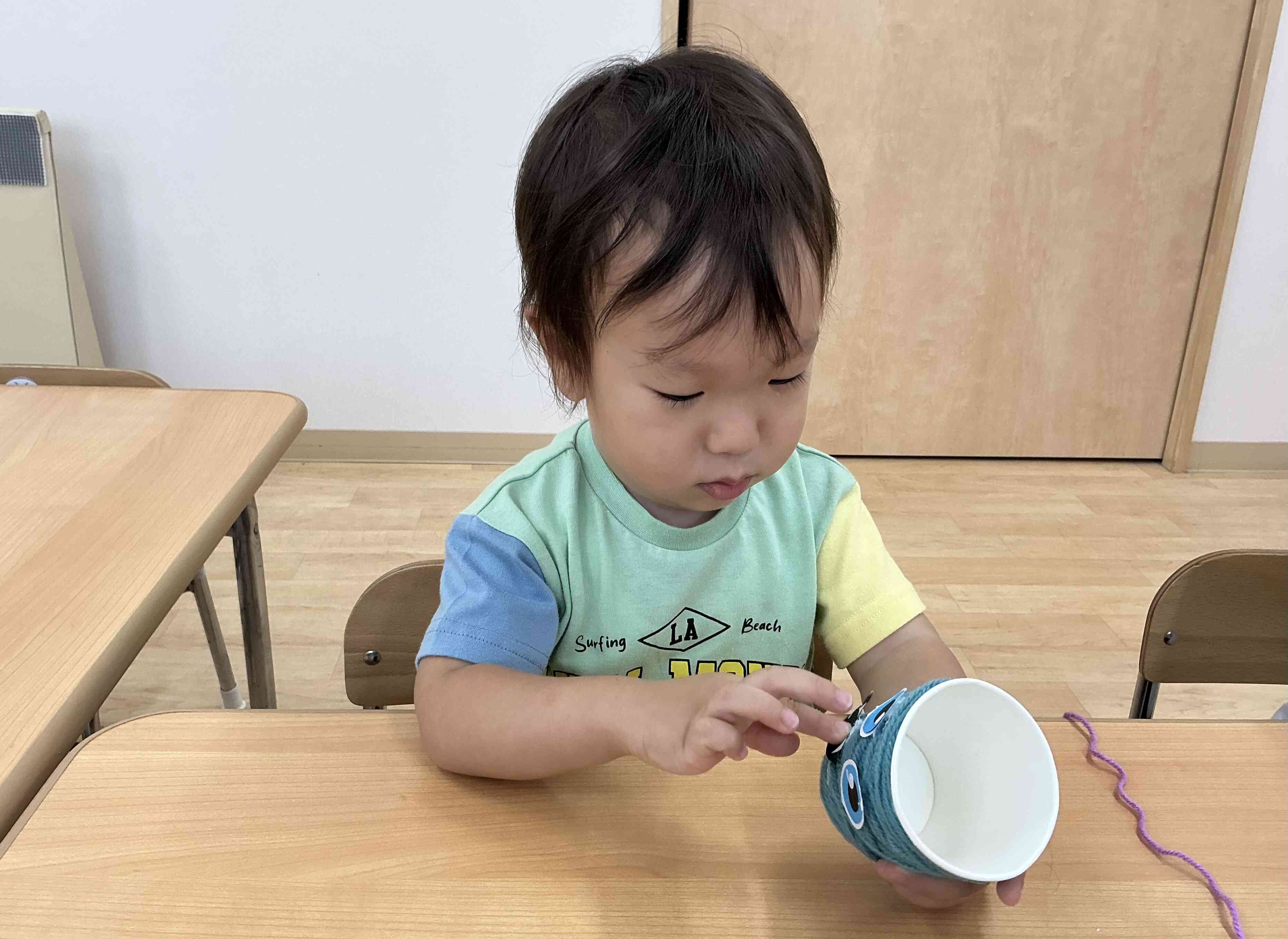 どこに貼ろうかな…? ペッタン!