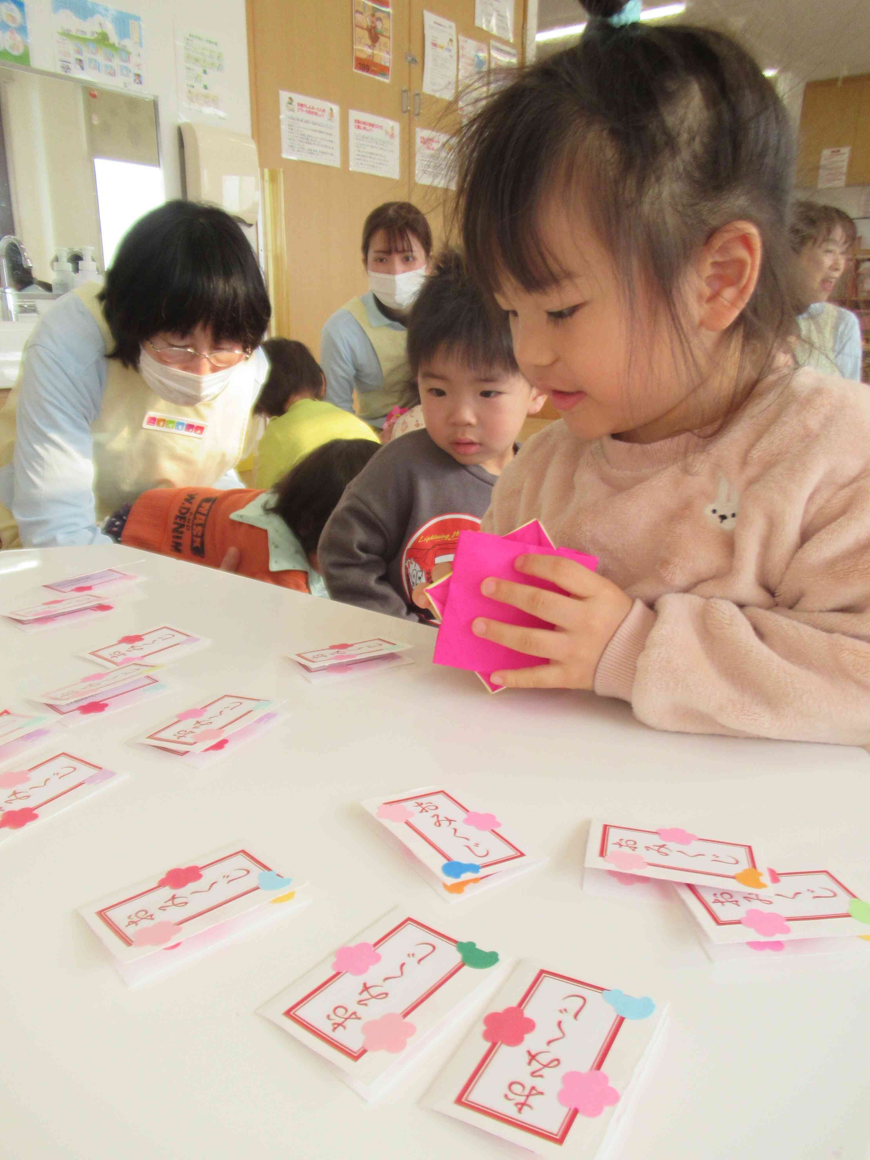 おみくじ、どれがいいかな~