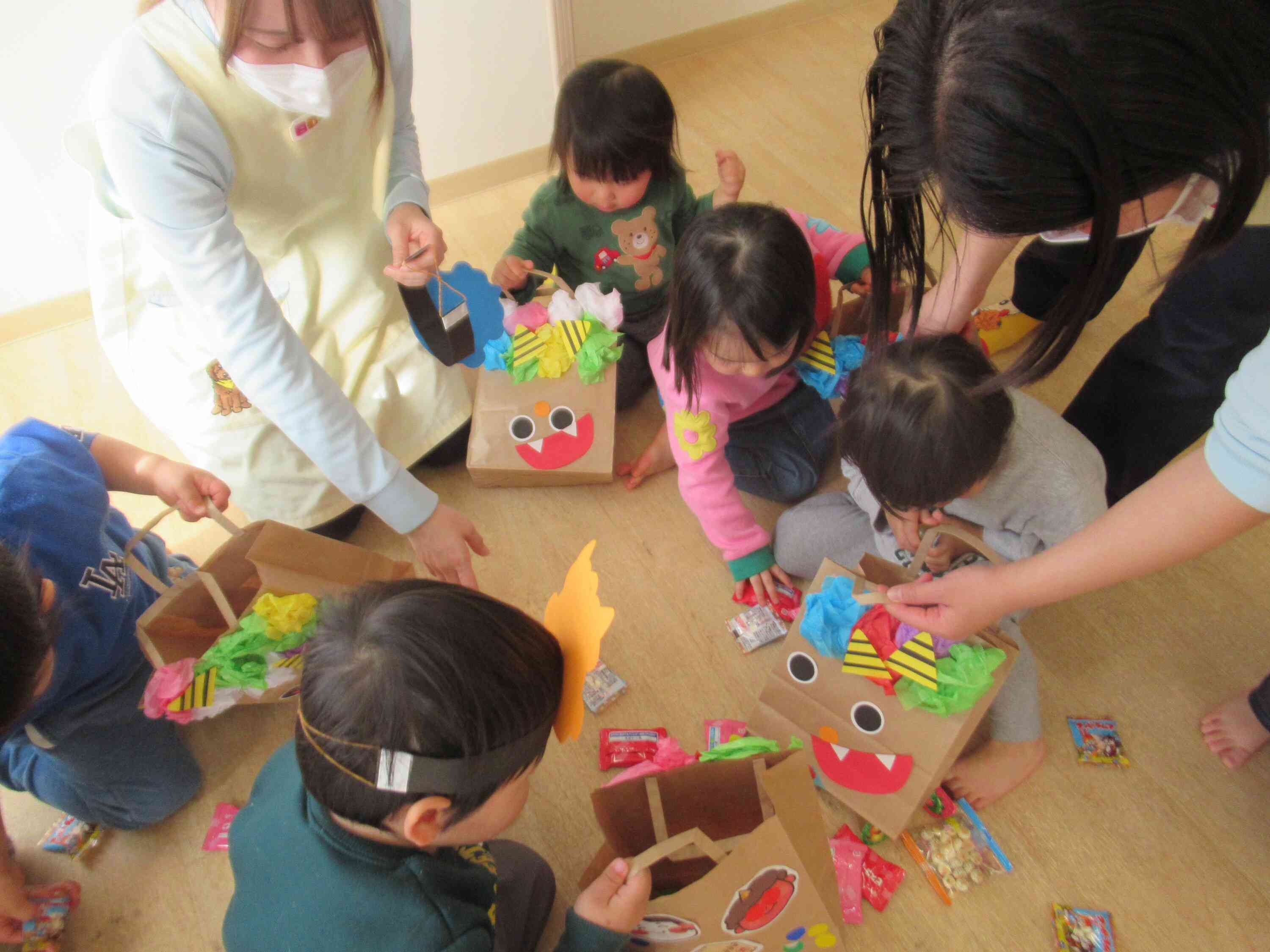 お楽しみのお菓子まき！