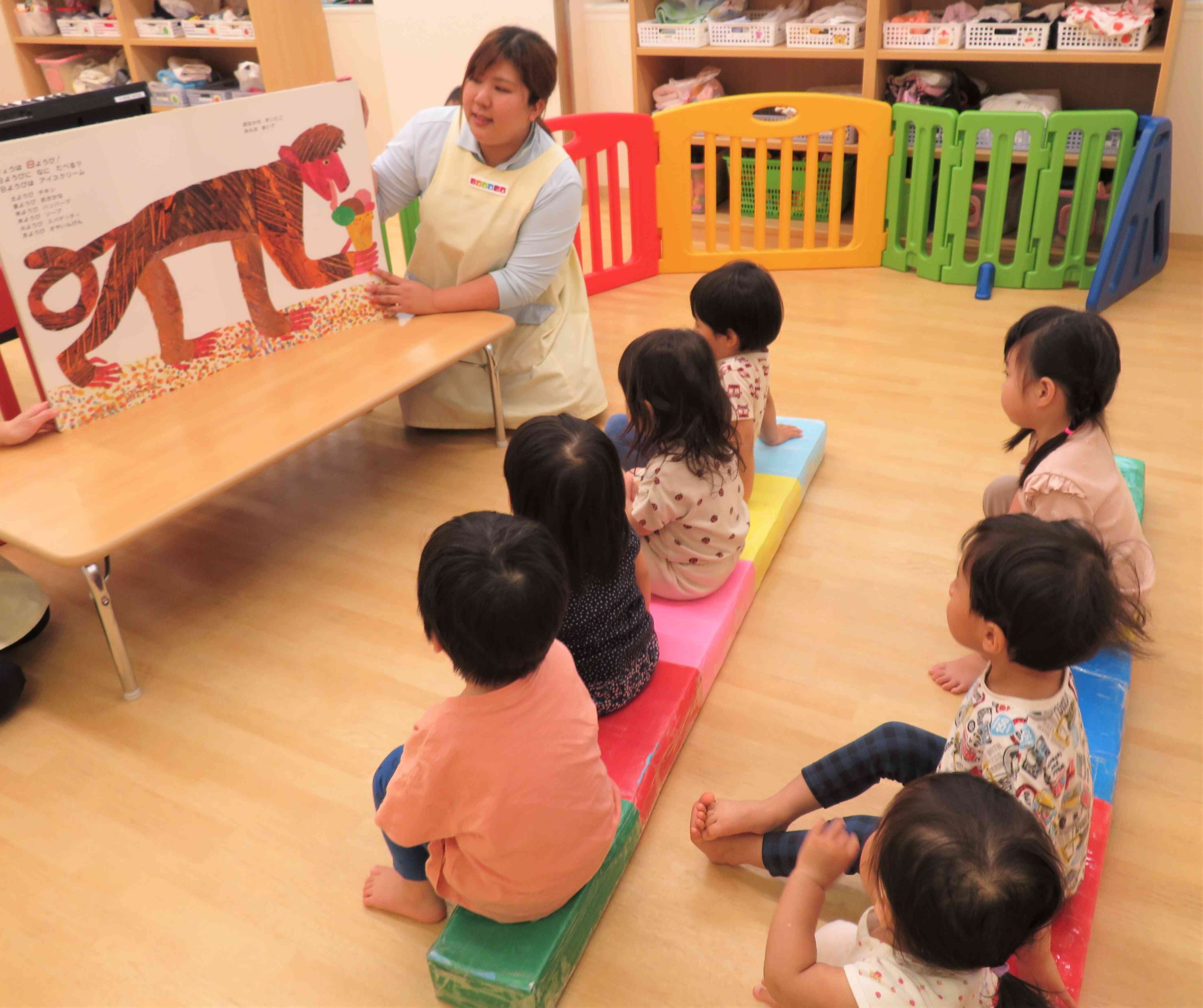 大型絵本の読み聞かせ♪｜ニチイキッズ南堀江保育園｜ニチイキッズ