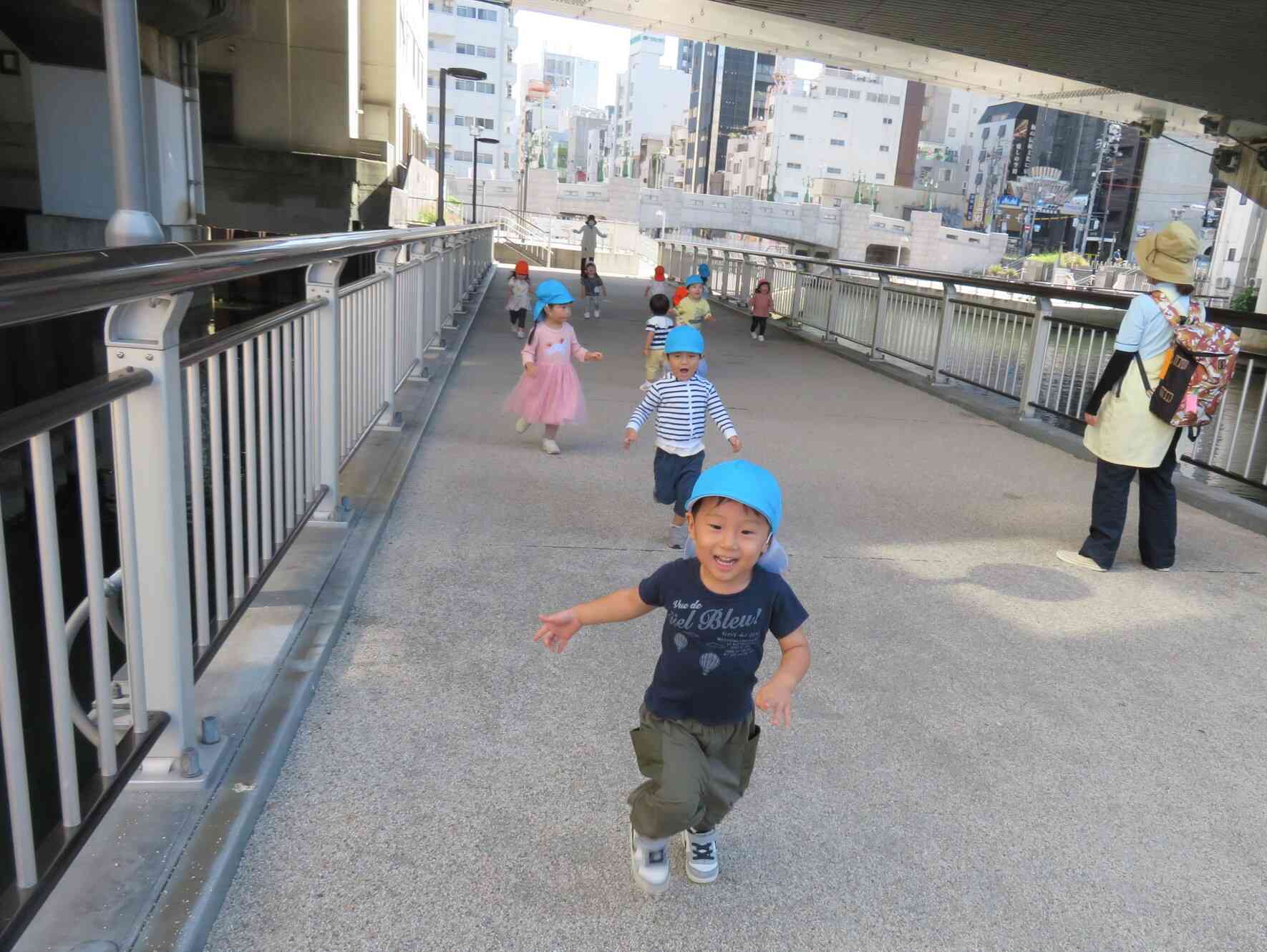道頓堀川沿いまでお散歩へ♪