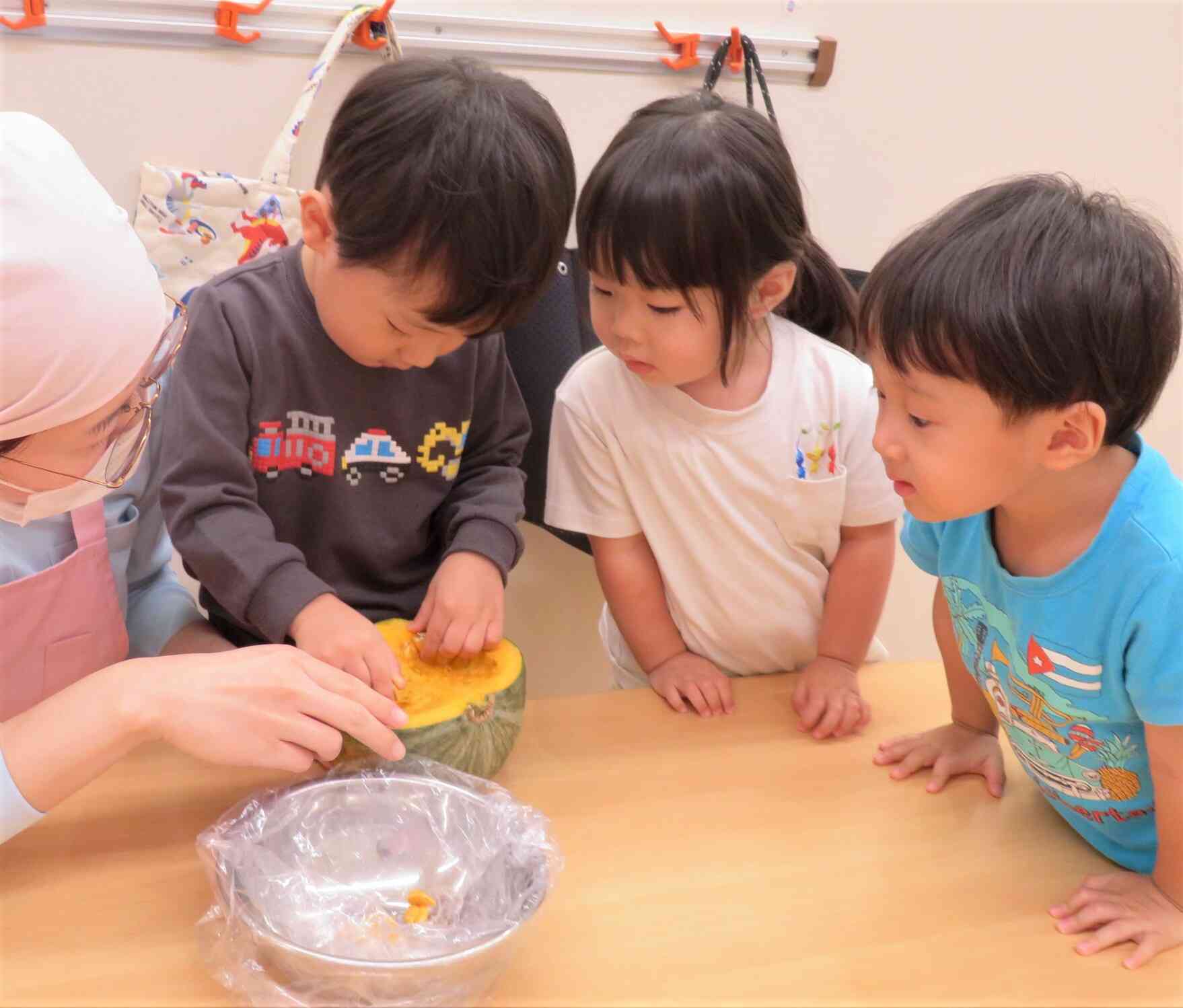 ☆食育・かぼちゃの種取り☆｜ニチイキッズ南堀江保育園｜ニチイキッズ