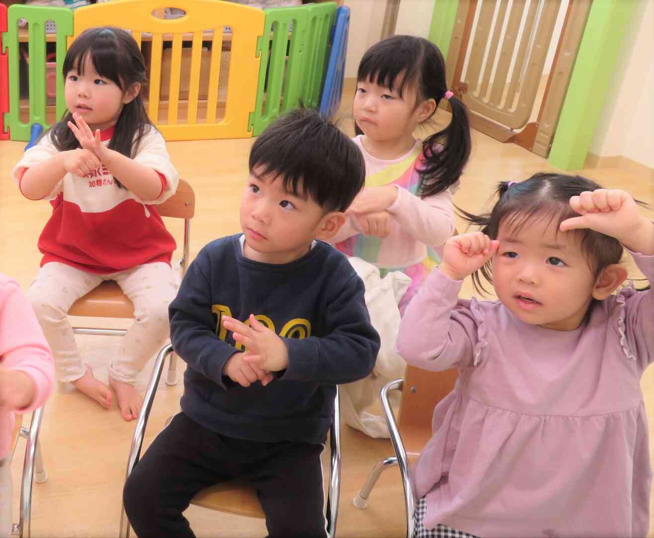 先生の出し物で、手遊びをしていますよ♪