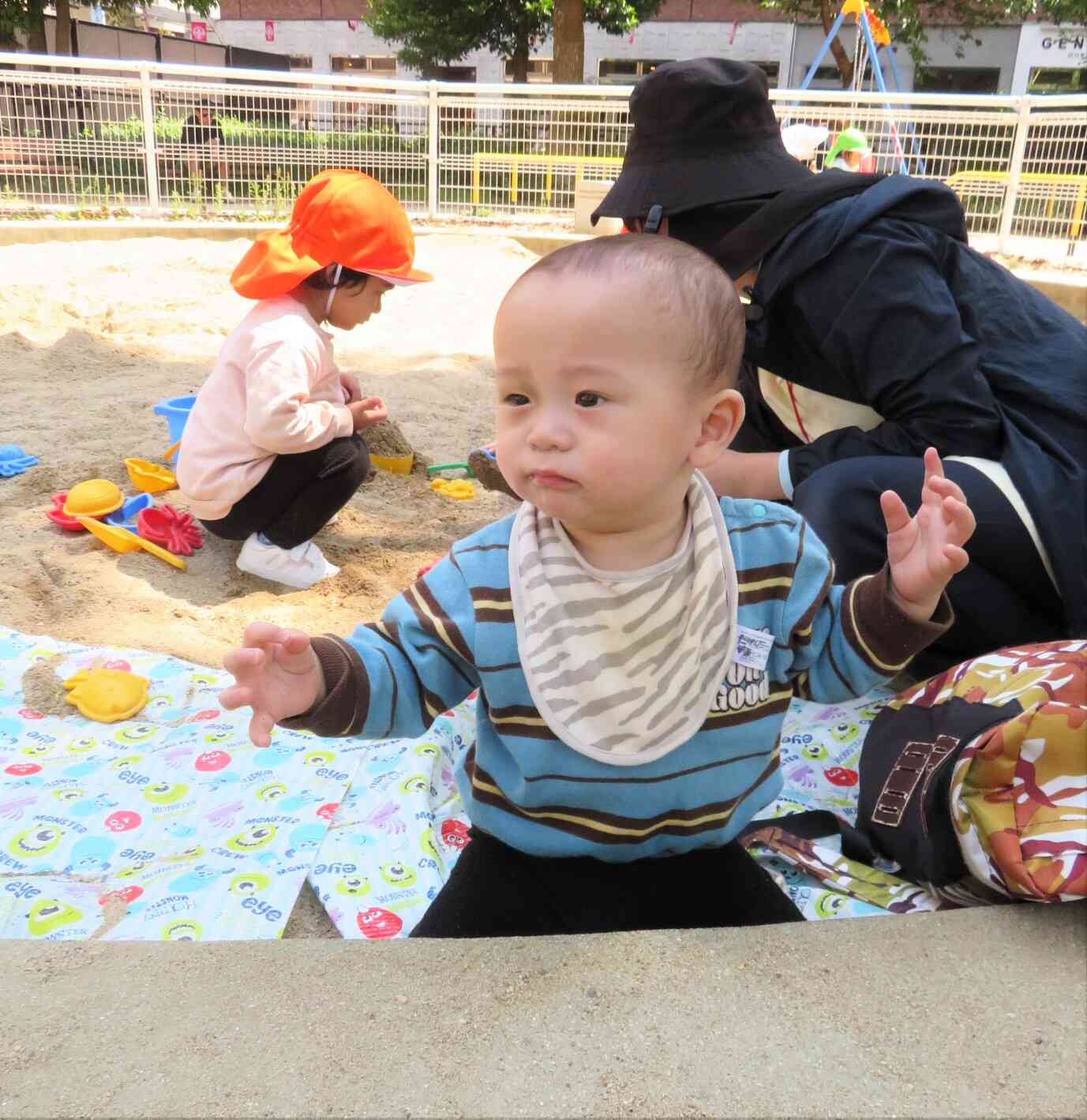 ０歳児さんも、お砂場に夢中でした♪