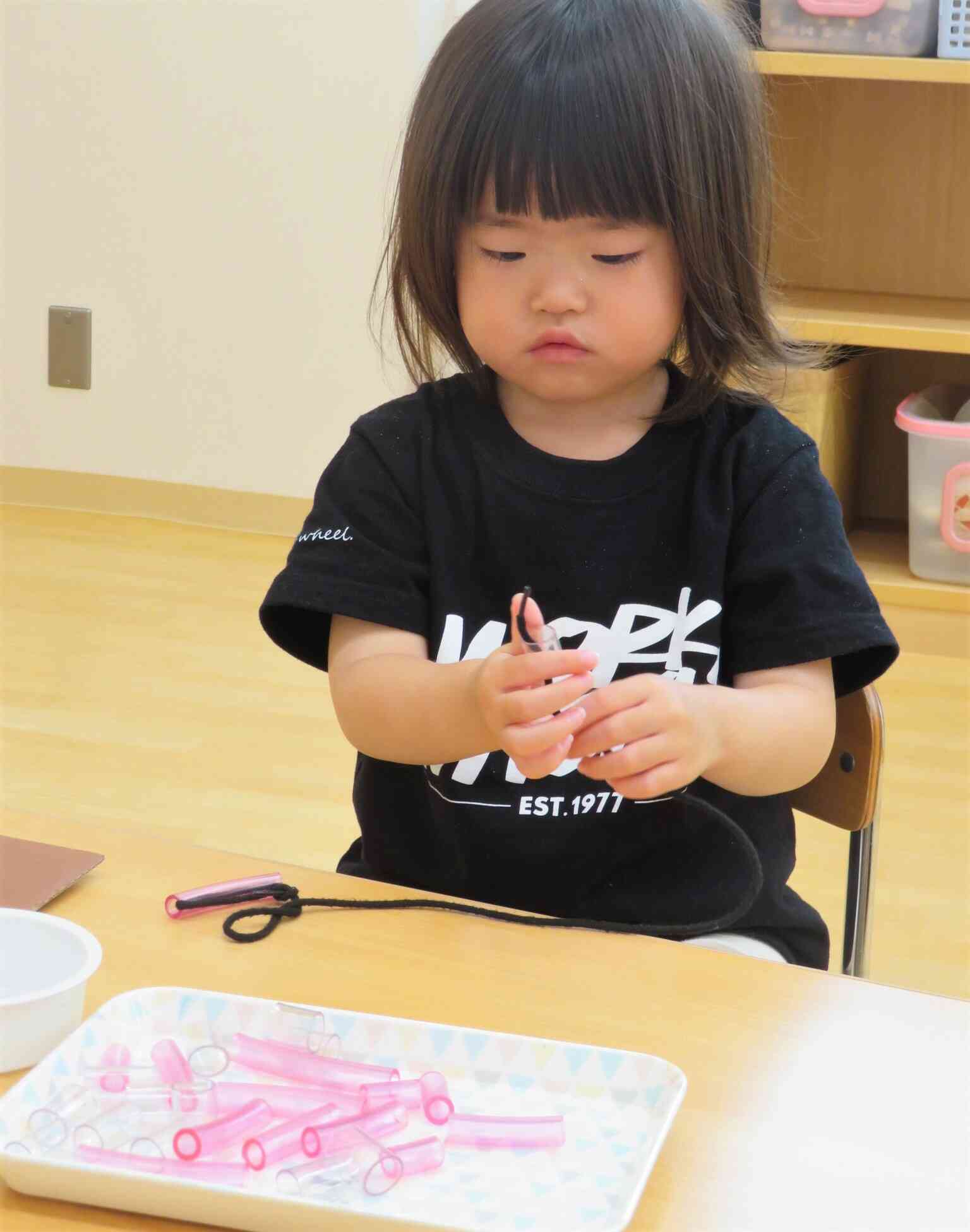 ストローに紐遠しに挑戦です☆