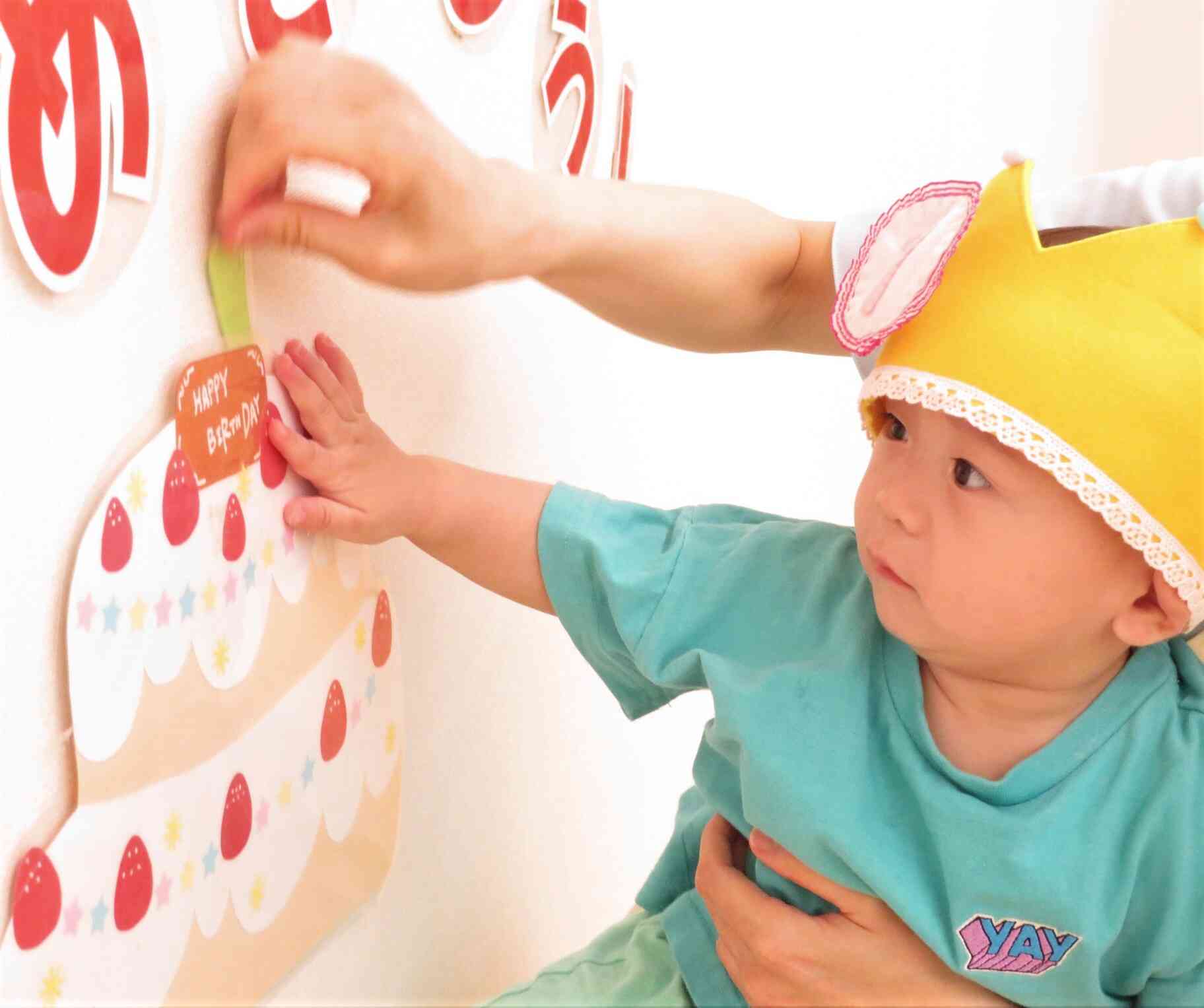 ケーキにろうそく一本、貼ったんだよ♪