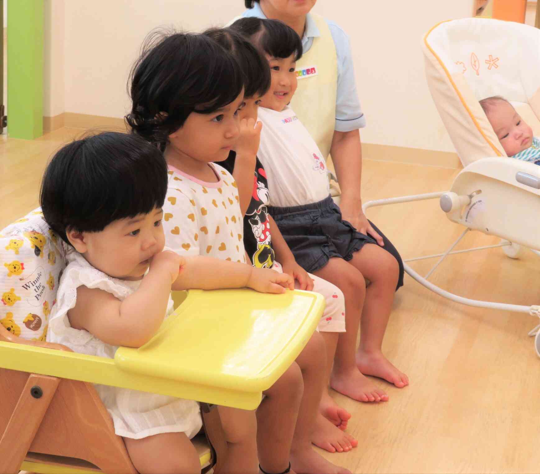 子どもたち真剣に見入っていますね♪
