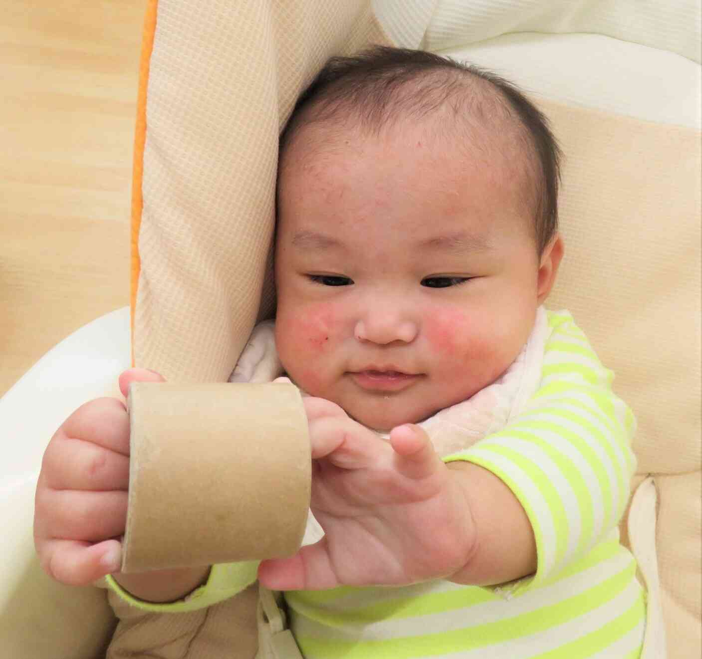 廃材の素材を触ってみよう♪
