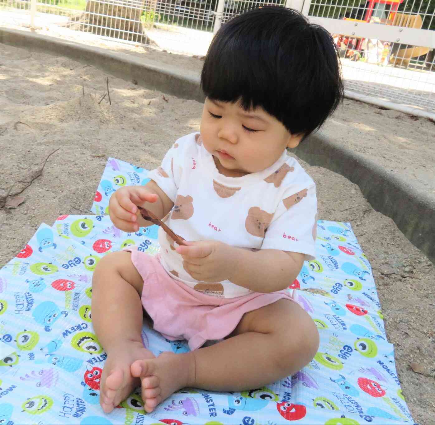 枯れ葉の感触を確かめています♡