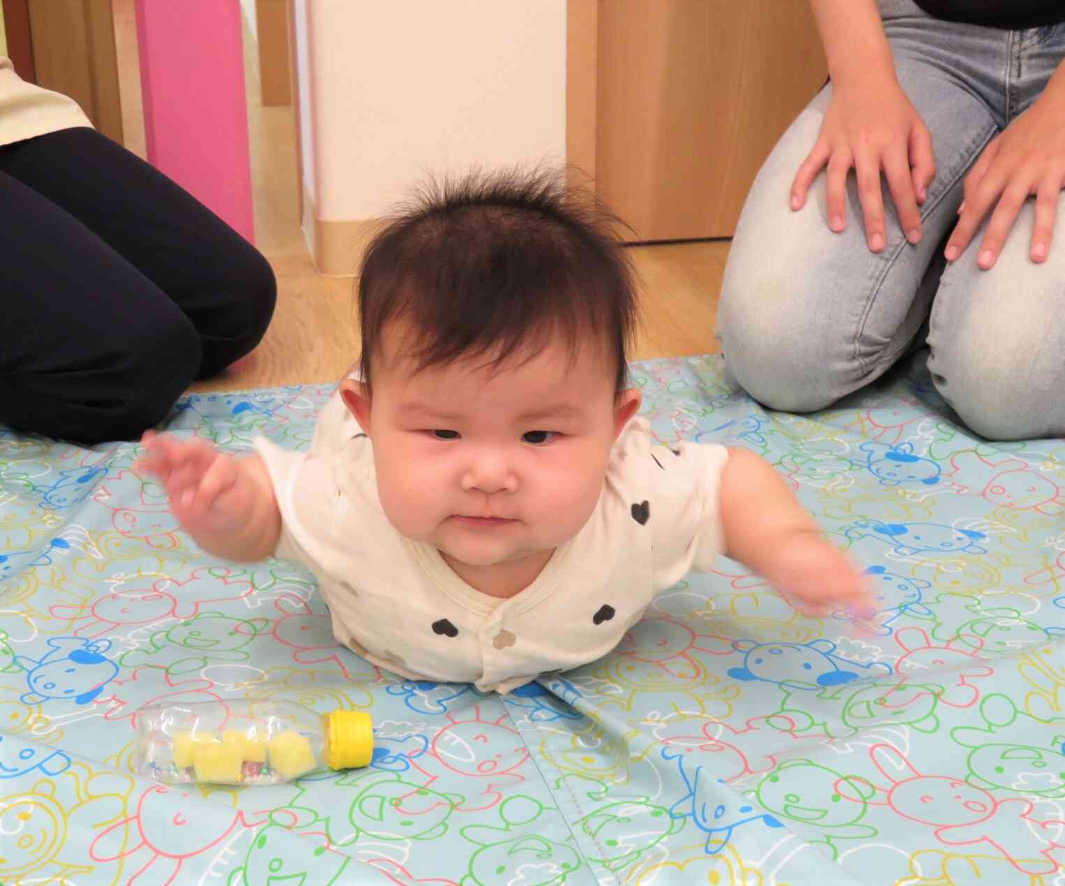 得意の手足バタバタを披露してくれました♡