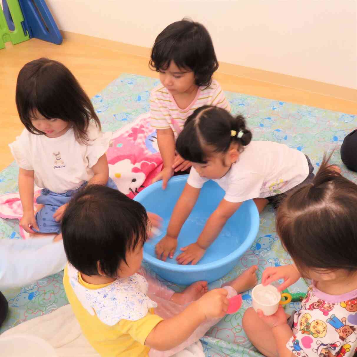 思い思いに氷あそびを楽しんでいます♪