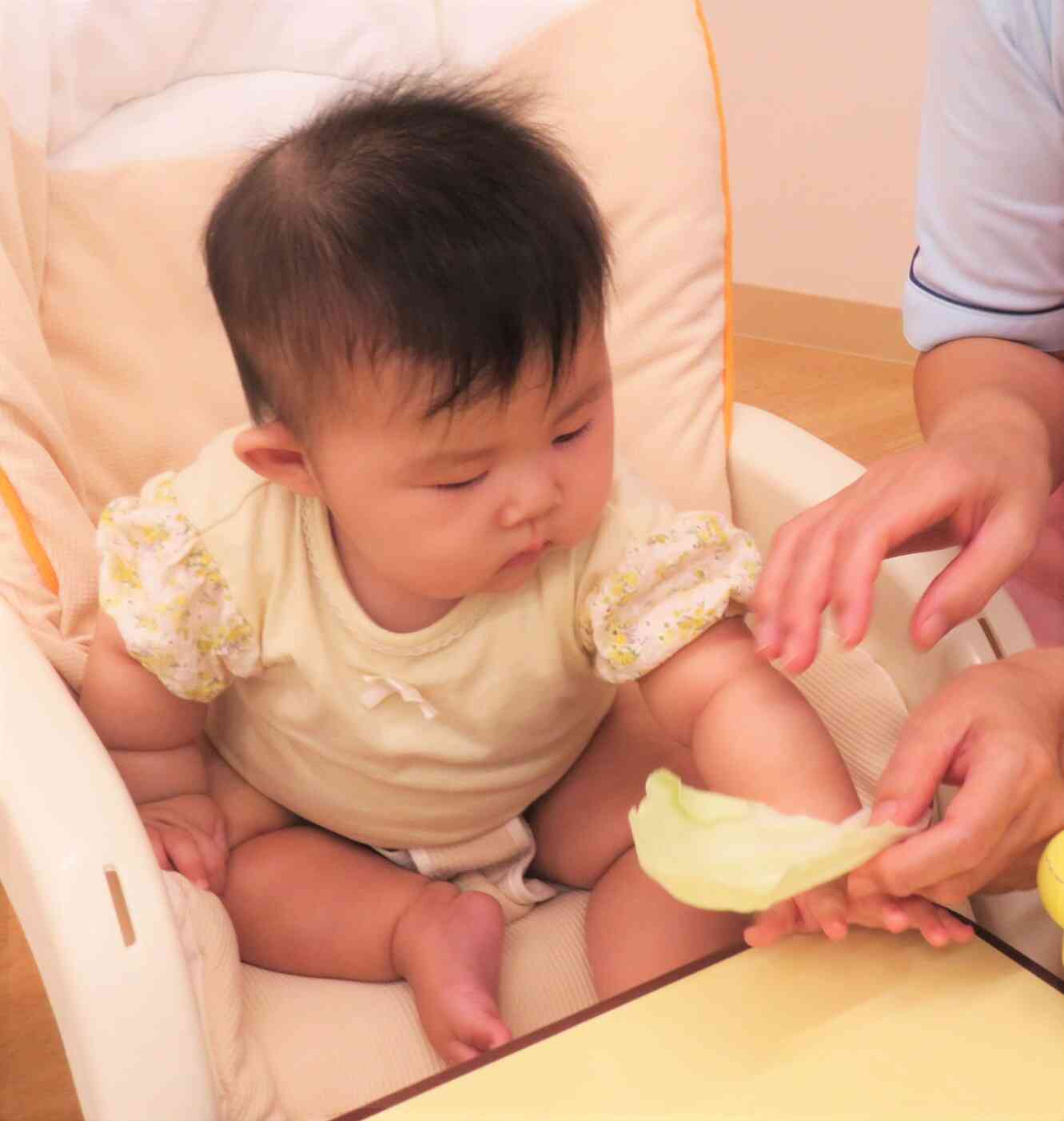 前のめりになって触っています☆