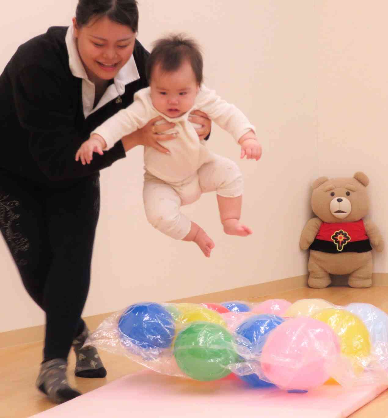 バルーンマットを飛び越えていきます♪