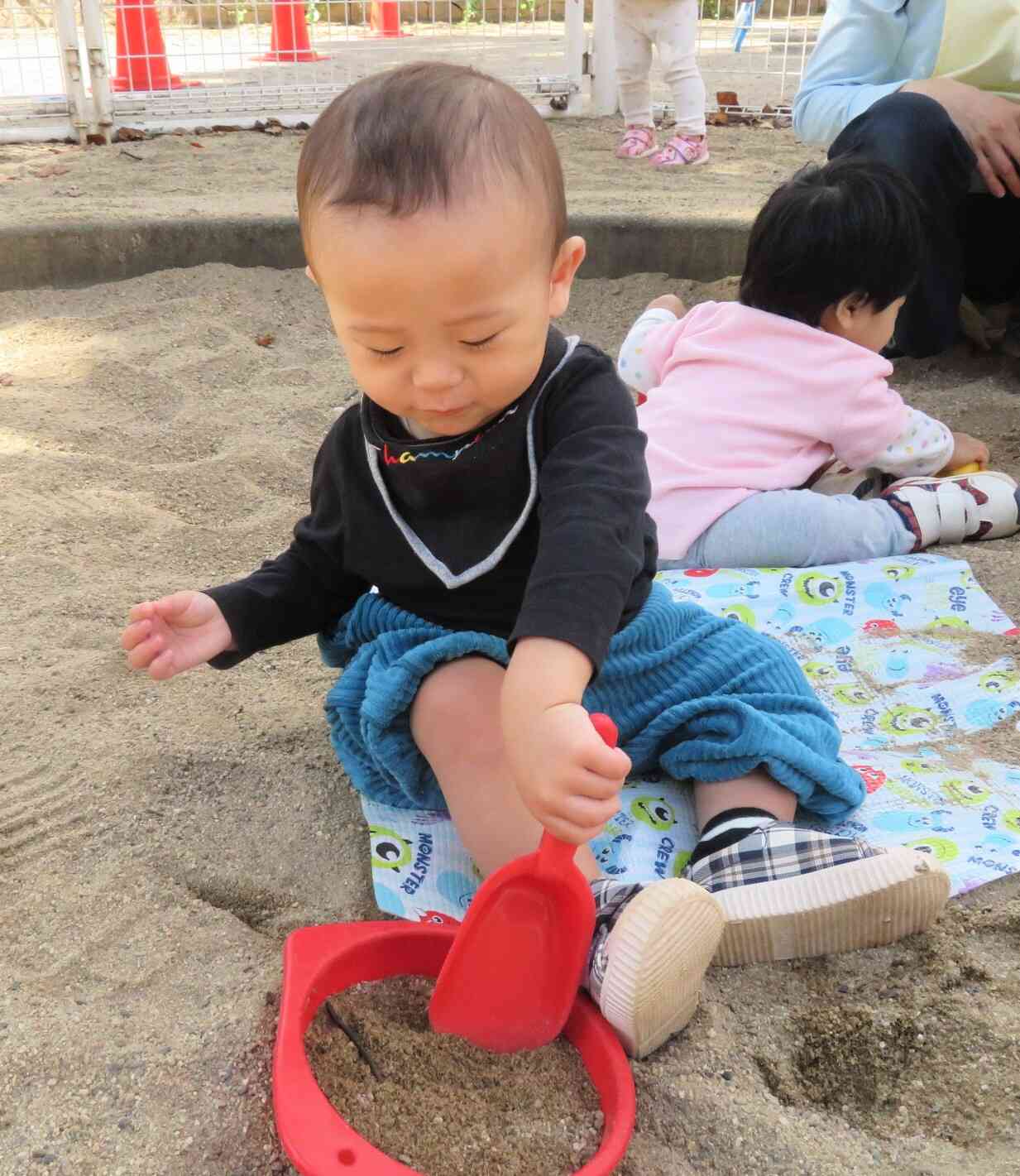 お砂をいっぱい入れていくよ～！