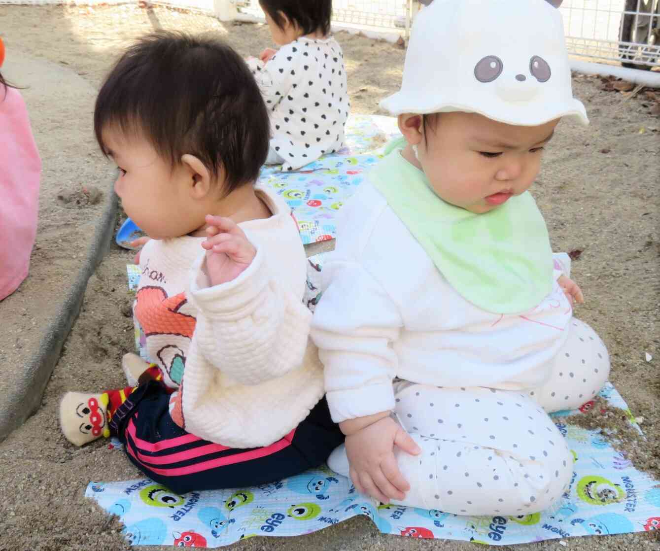 背中合わせで座っています♡