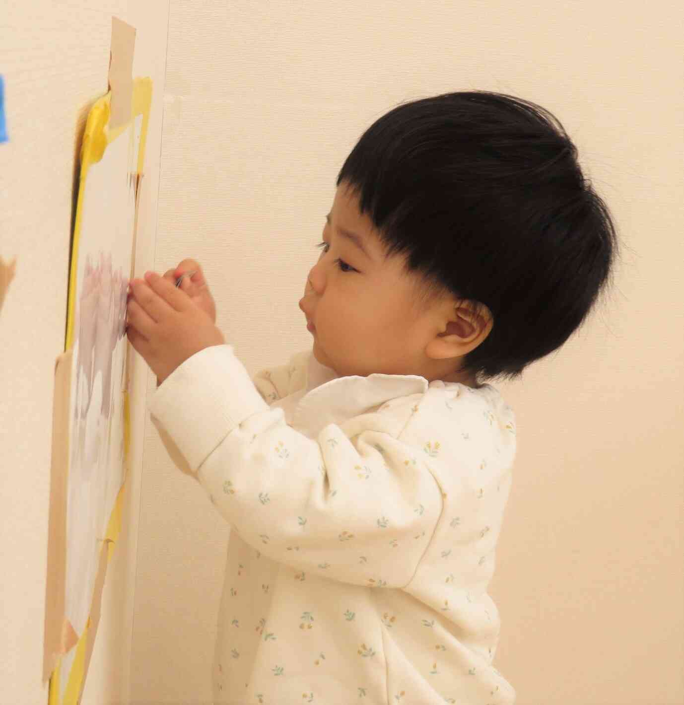 色んな形のマグネットを貼りつけていきます♪