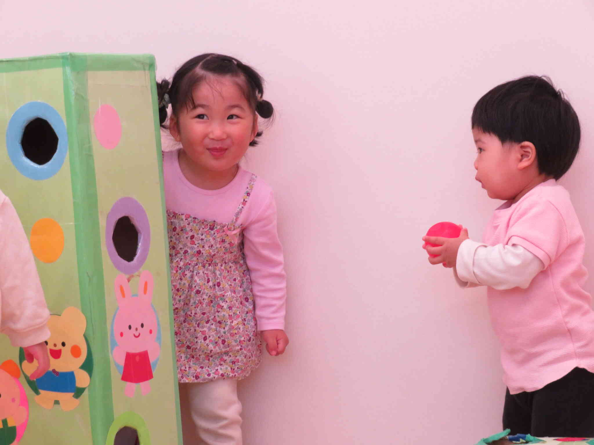 箱の後ろでかくれんぼ！