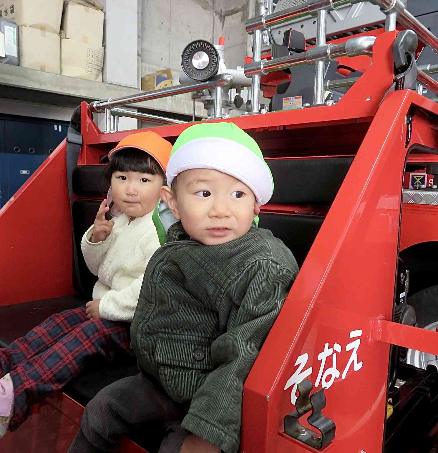 消防車の後ろに乗せてもらいました♩