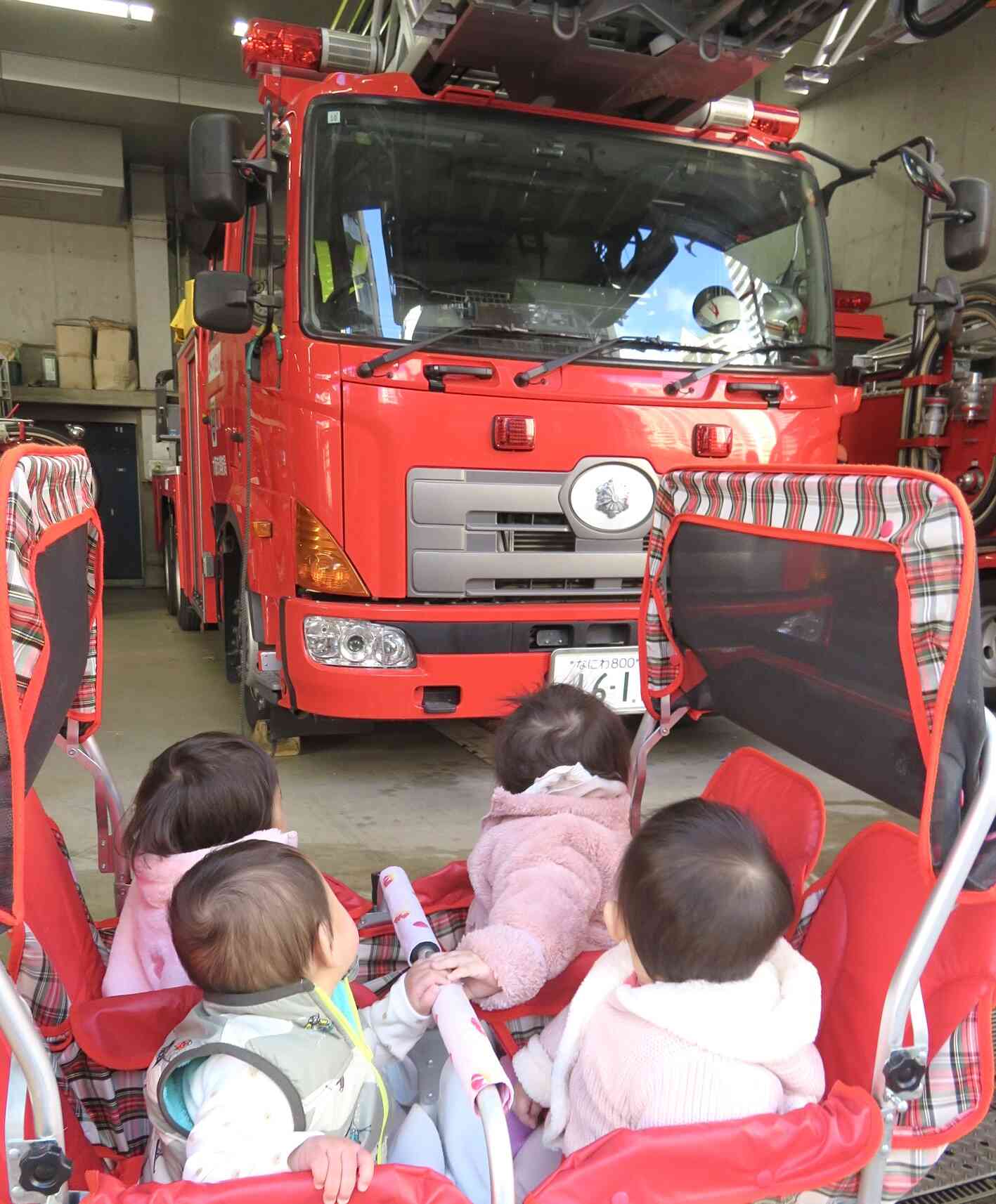 大きなハシゴ消防車に目が釘付けです♡