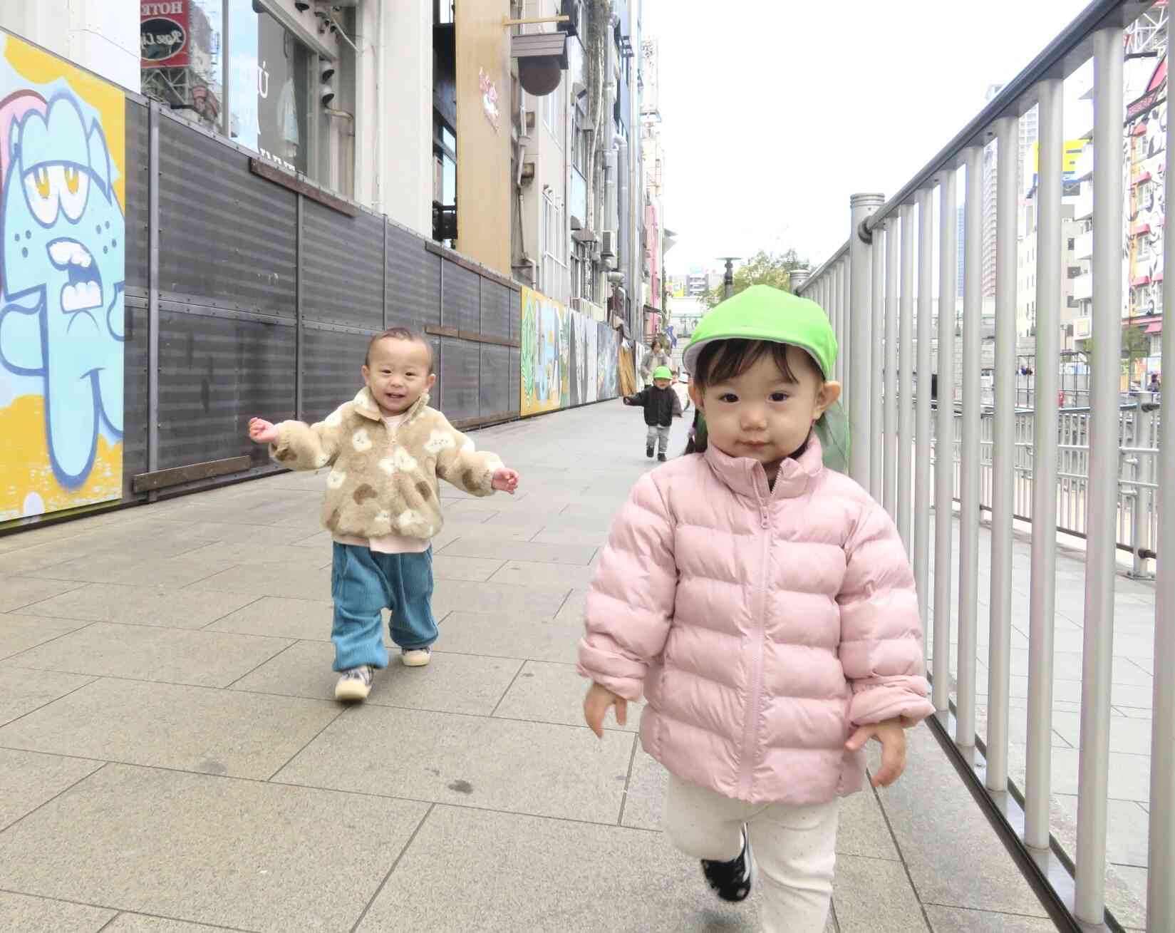 お姉ちゃん待て待てー♡