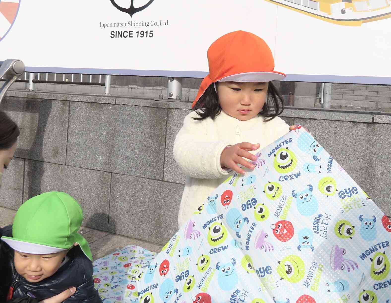 レジャーシートを広げるのをお手伝いしてくれています♩