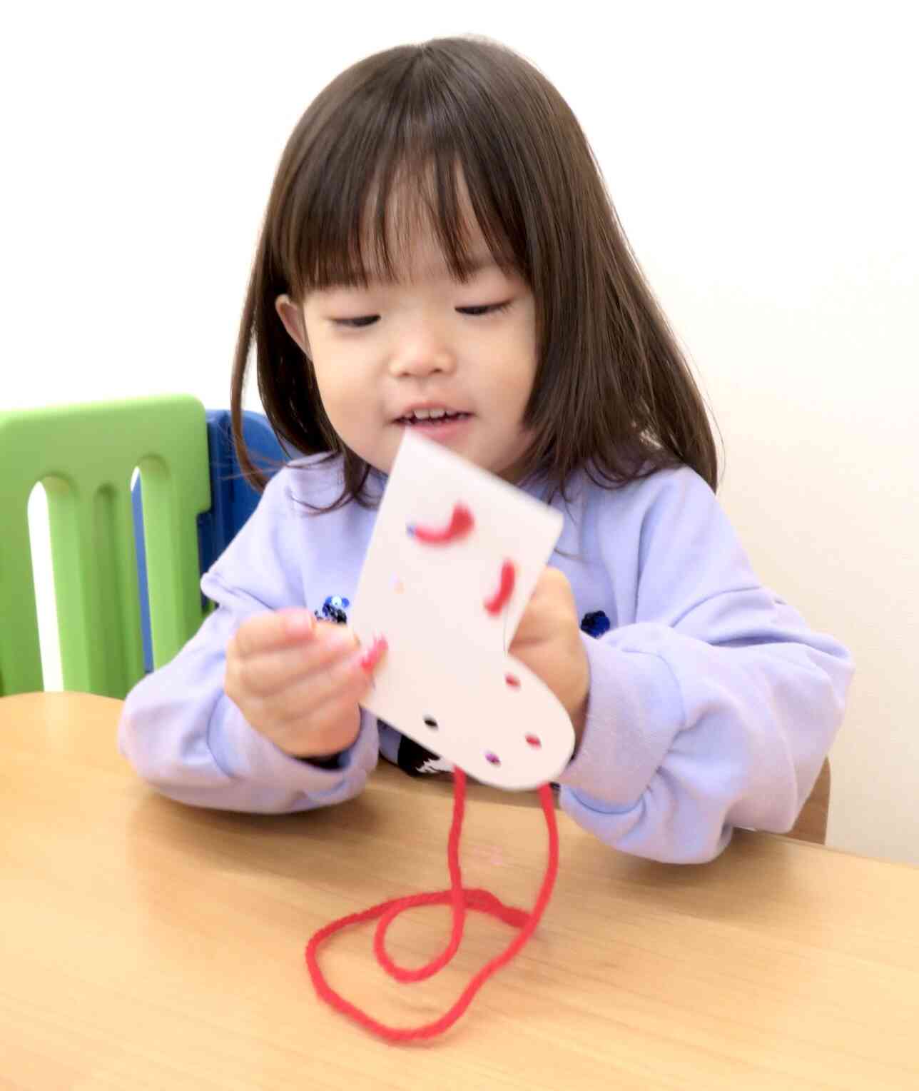 表と裏を見ながら紐通しいていきます♩