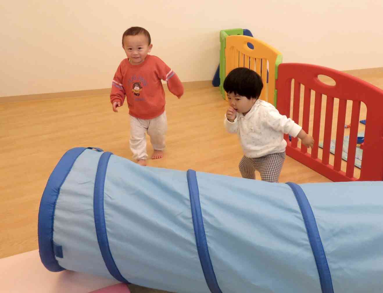 リズム遊びの後に、トンネルを出して遊びました！