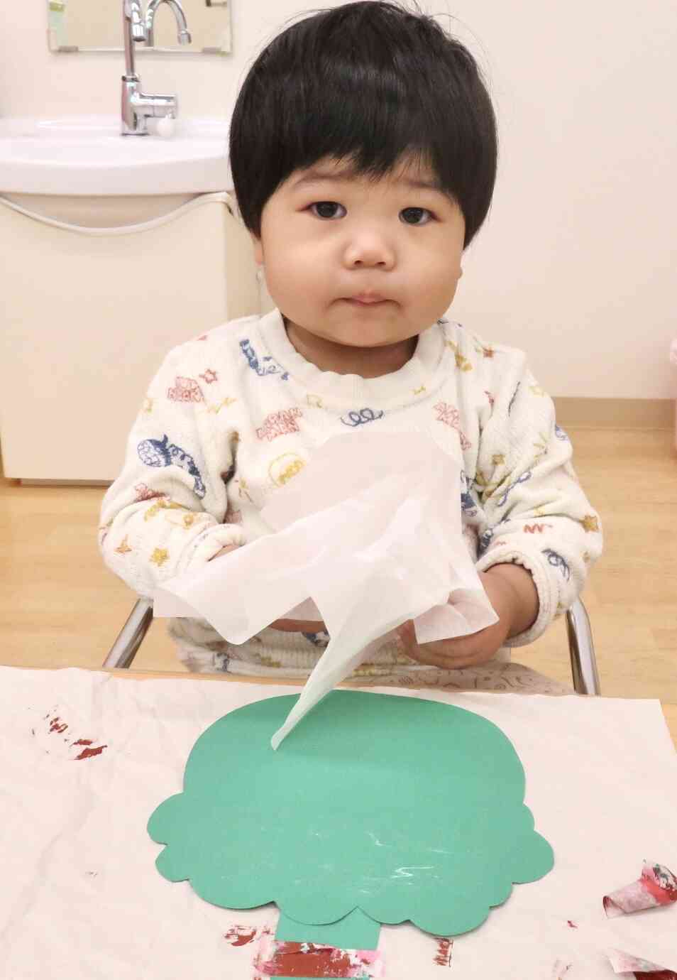 花紙をくしゃくしゃするよ〜