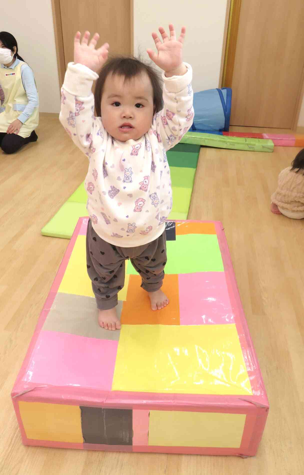 0歳児さんは、台の上に登れたことにことが嬉しくてポーズ♡