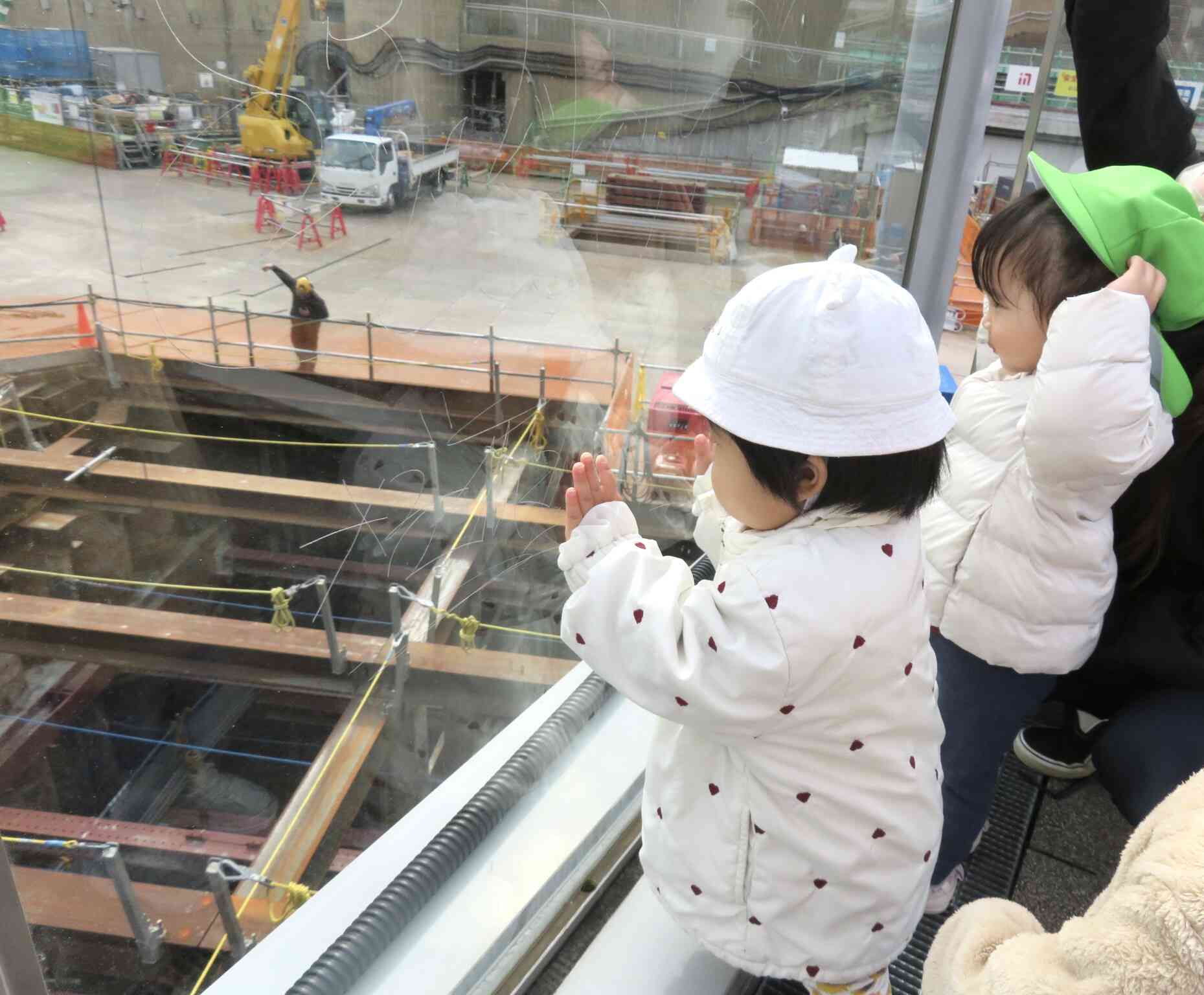 工事現場に目が釘付けです♩