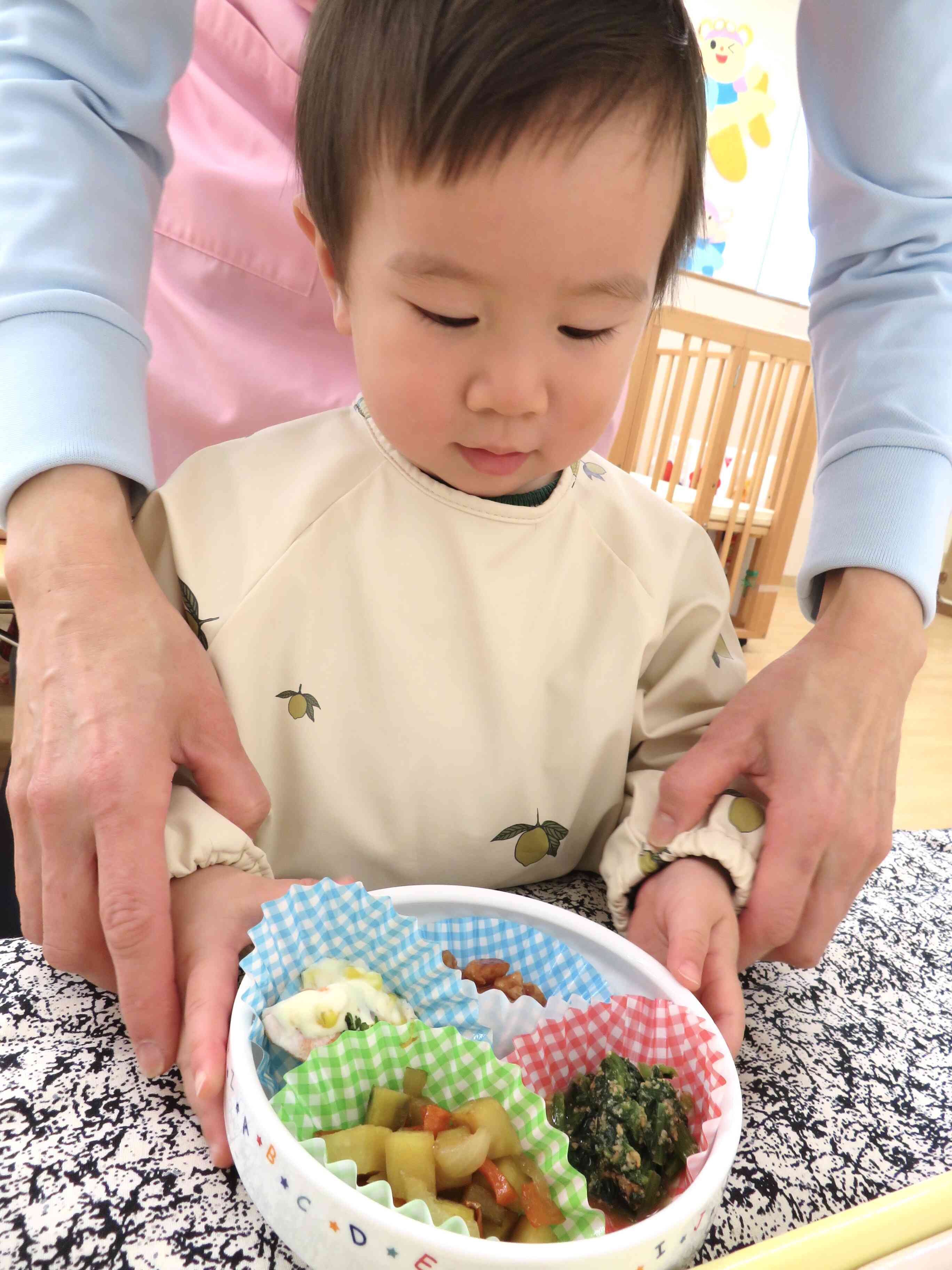 1歳児さんは、先生と一緒に選び選びましたよ⭐︎