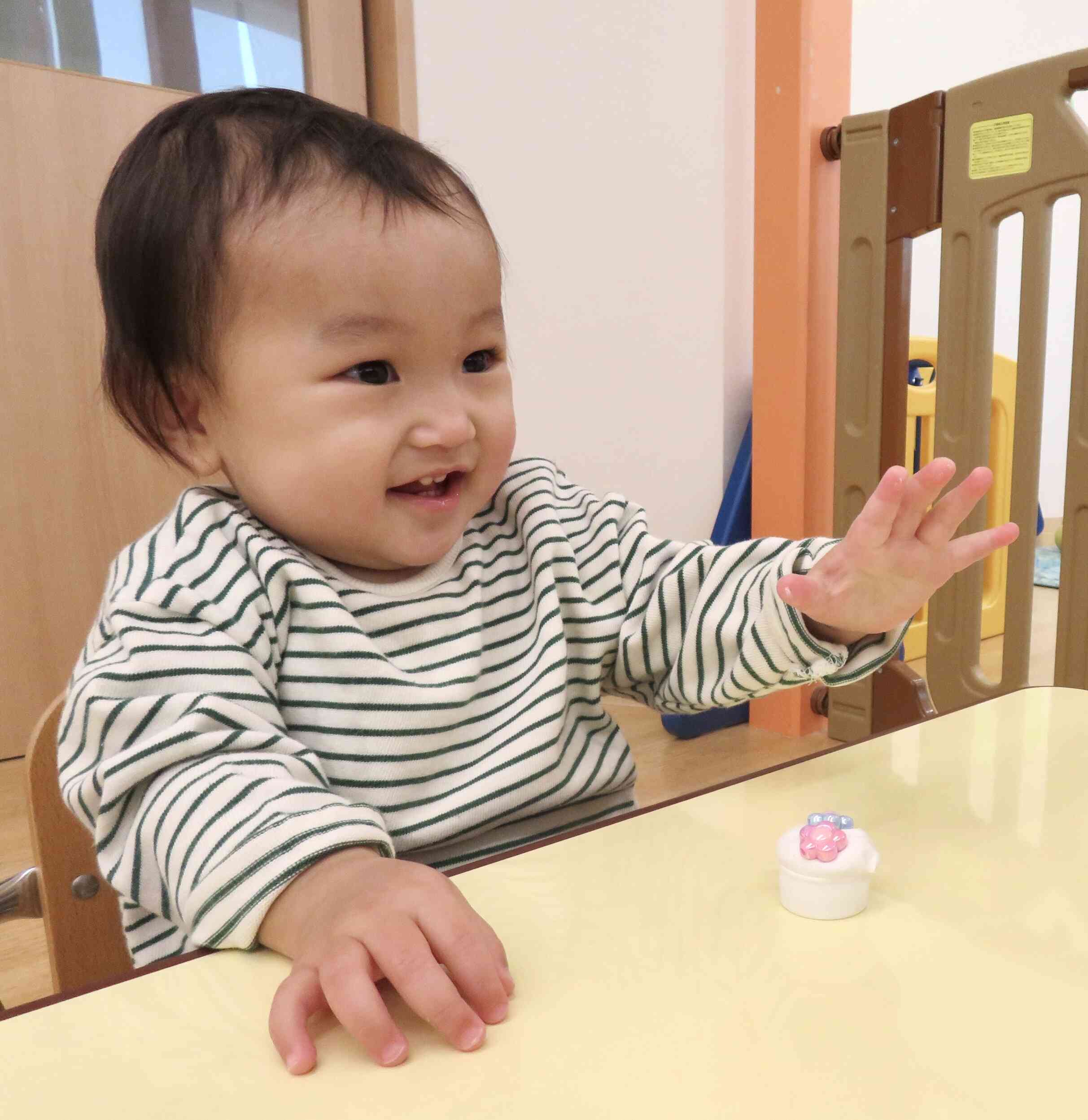 先生の動作を真似っこしています♩