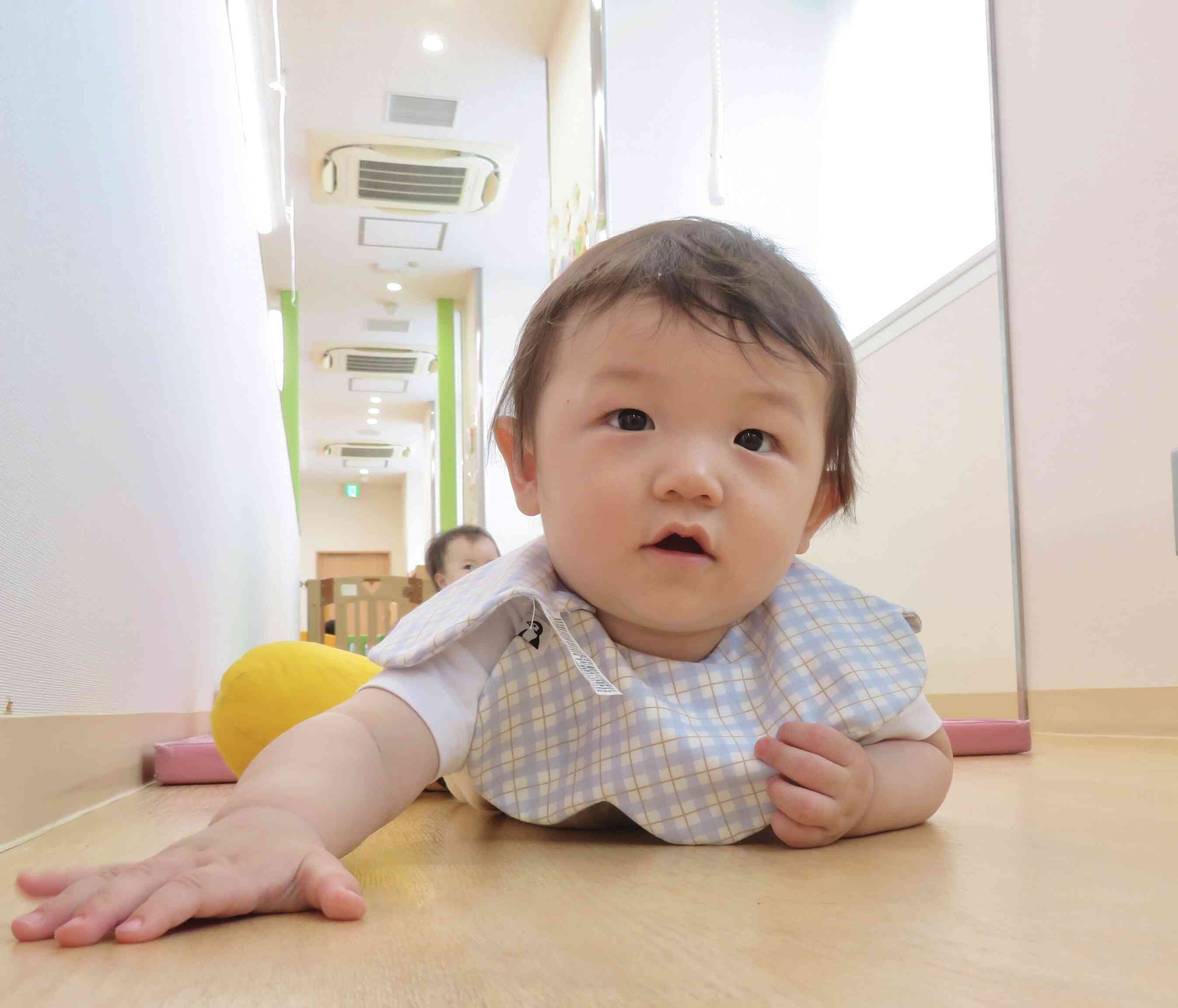 ずり這いで、カメラに向かって突進です♡