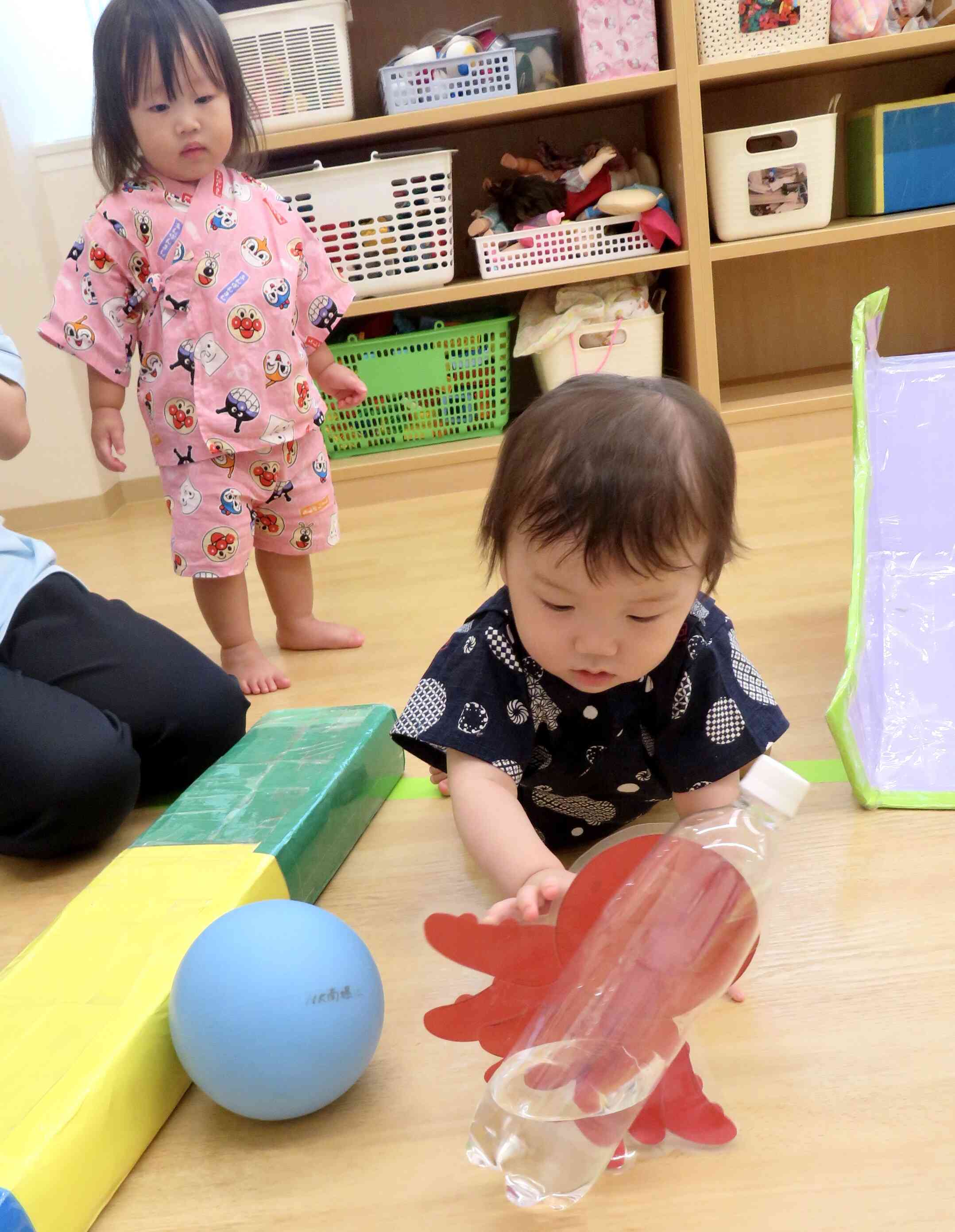 ボーリングコーナーの的に興味津々です♩