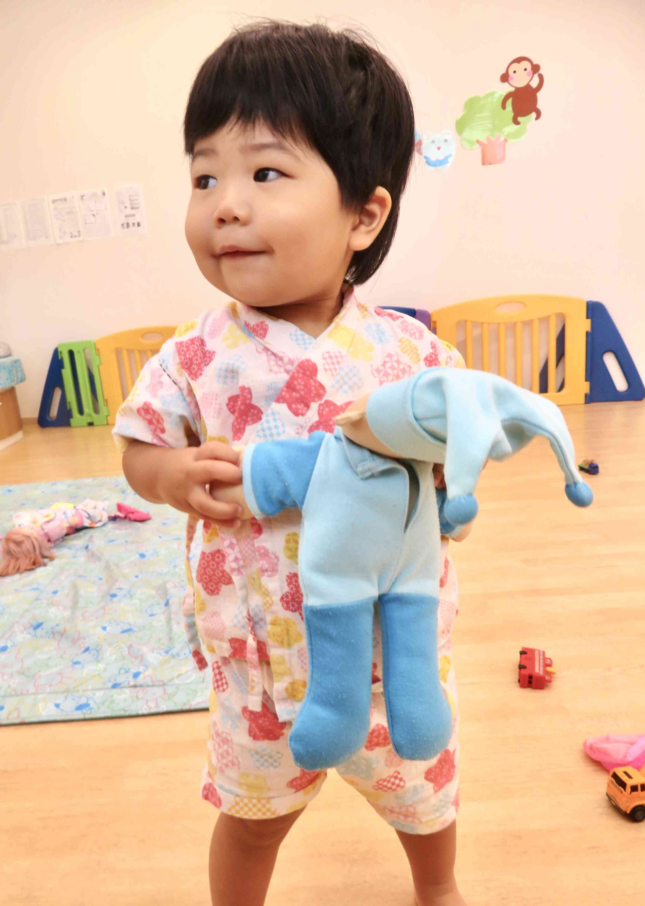 次は、お人形さんを抱っこするの♡