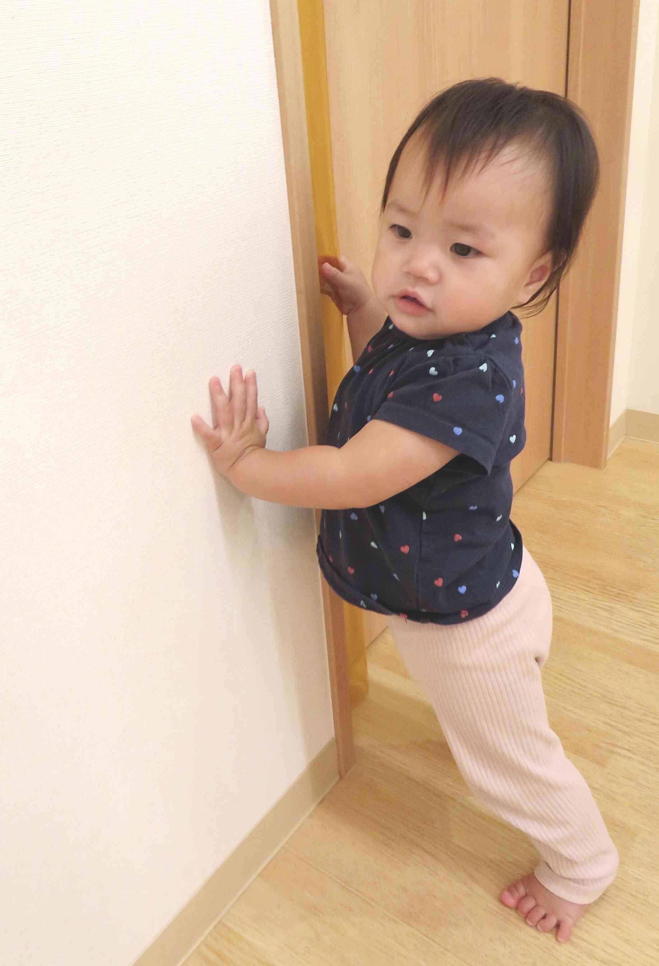 伝い歩きが様になってきました♡
