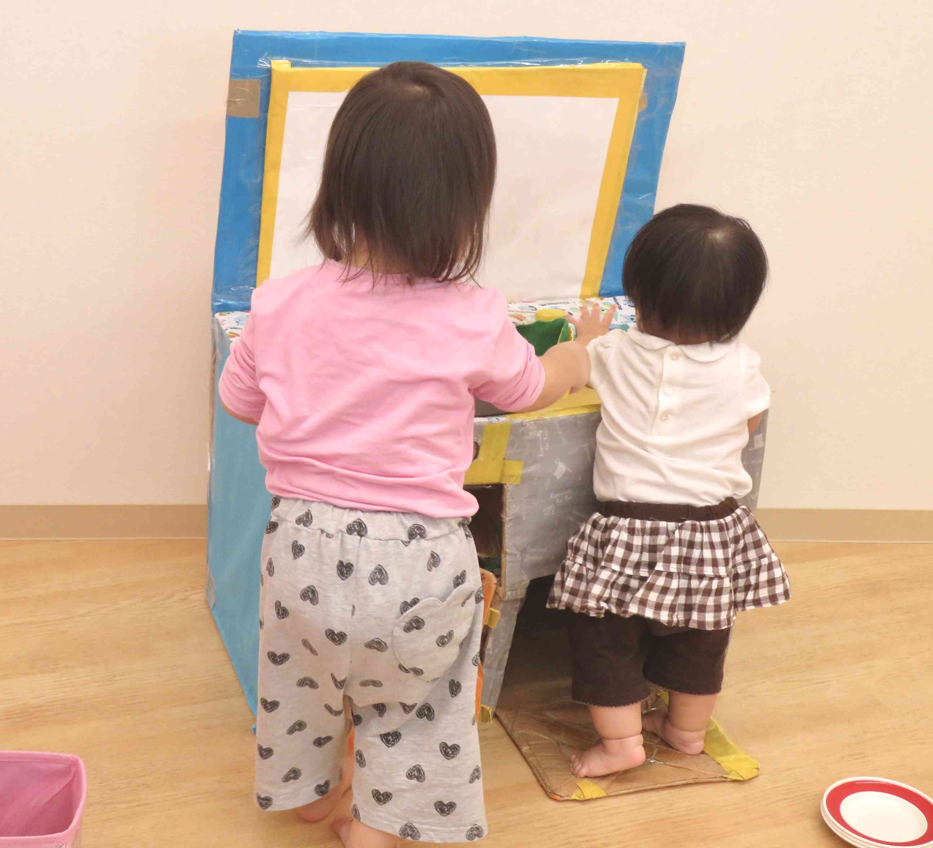 おままごとキッチンで2人で遊んでいます♡