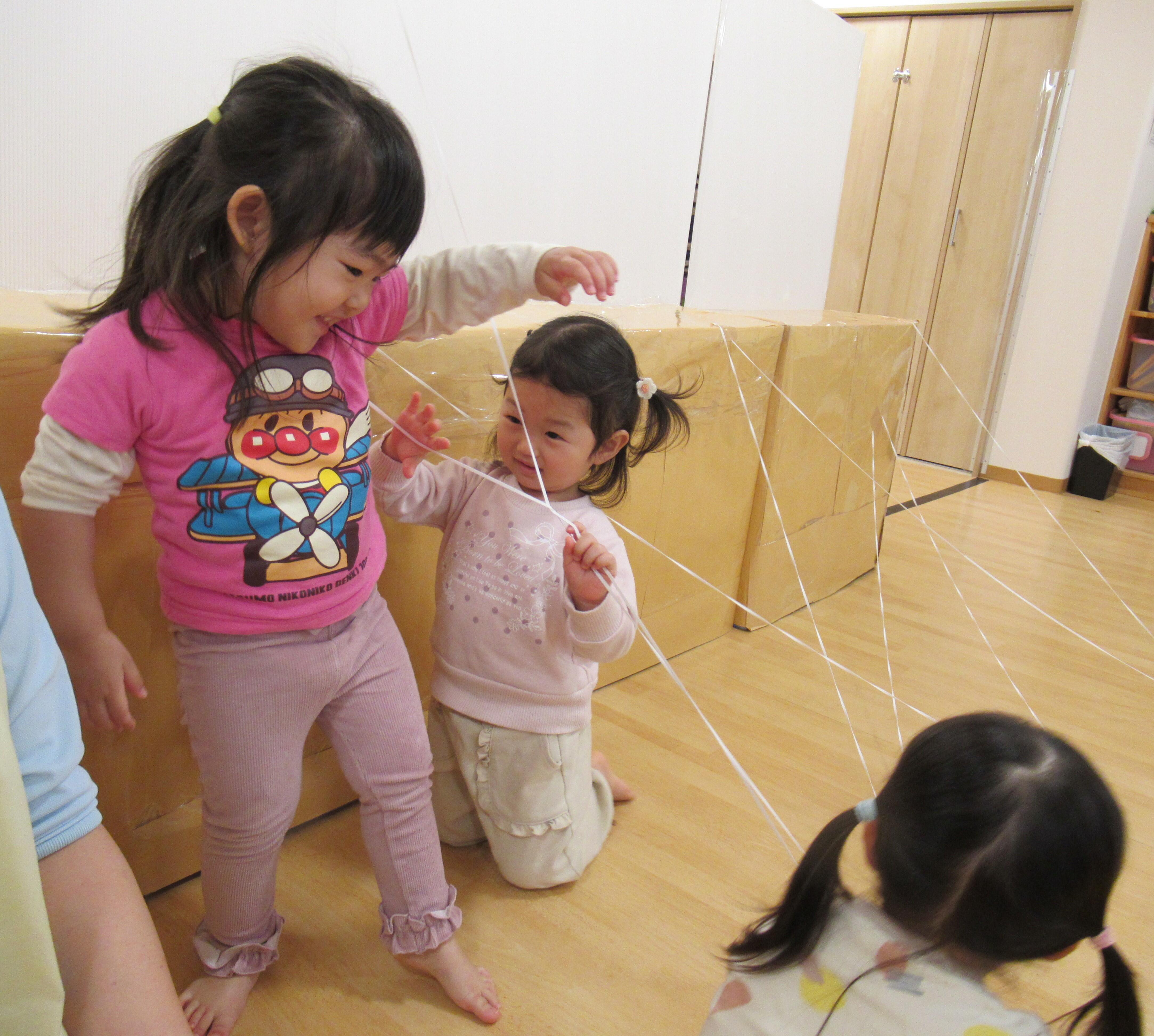 ゴム紐を上手にくぐったり、お友だちと探検ごっこ☆