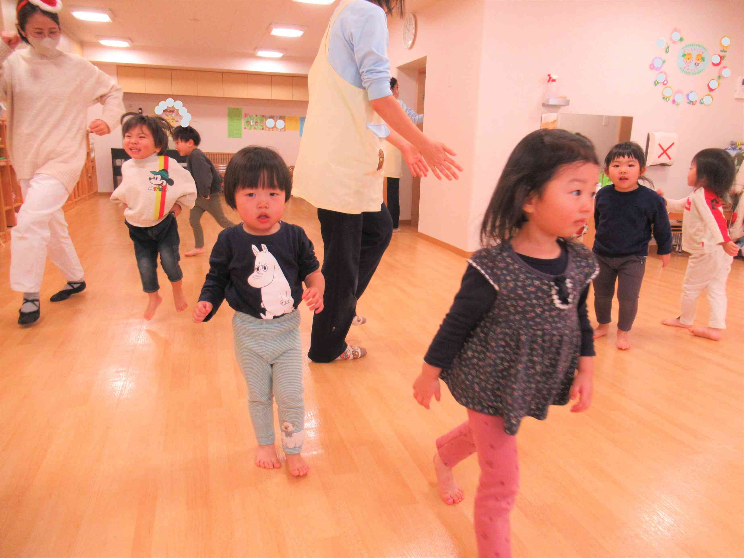 クリスマスリトミック♪｜ニチイキッズ南まるやま保育園｜ニチイキッズ