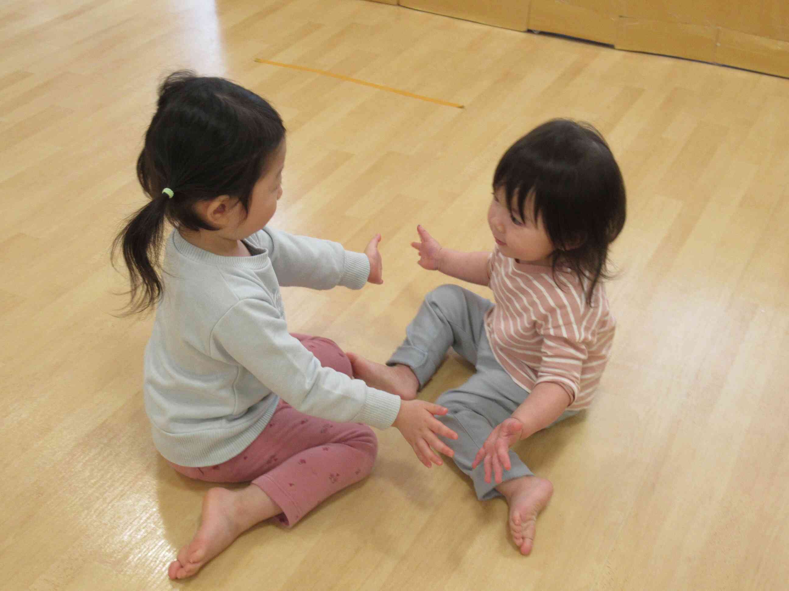 2人組になり、「トントントン」リズム遊びを楽しみます♪