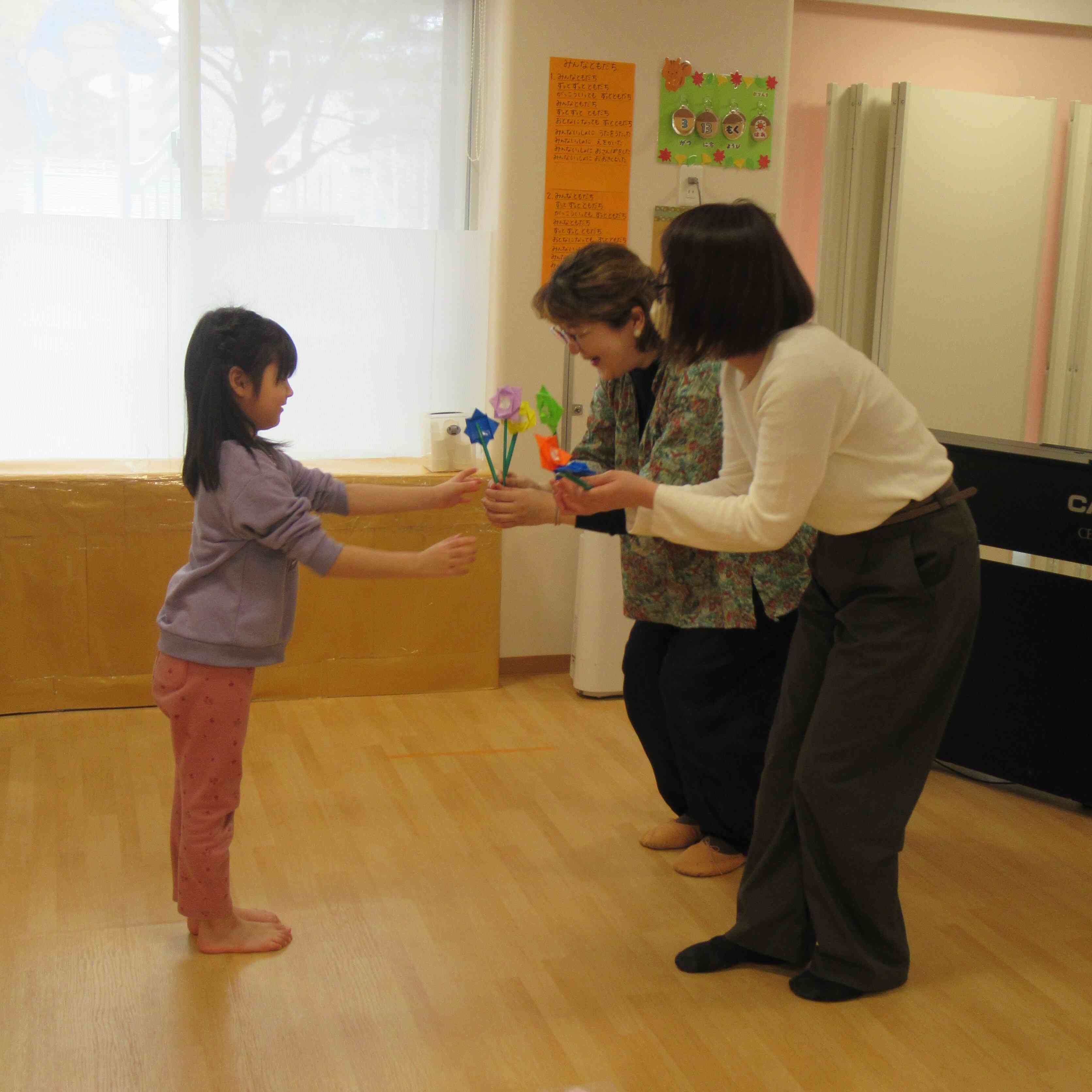 きりん組（5歳児）は最後のリトミック。感謝の気持ちを込めて手作りのお花をプレゼントしました♡