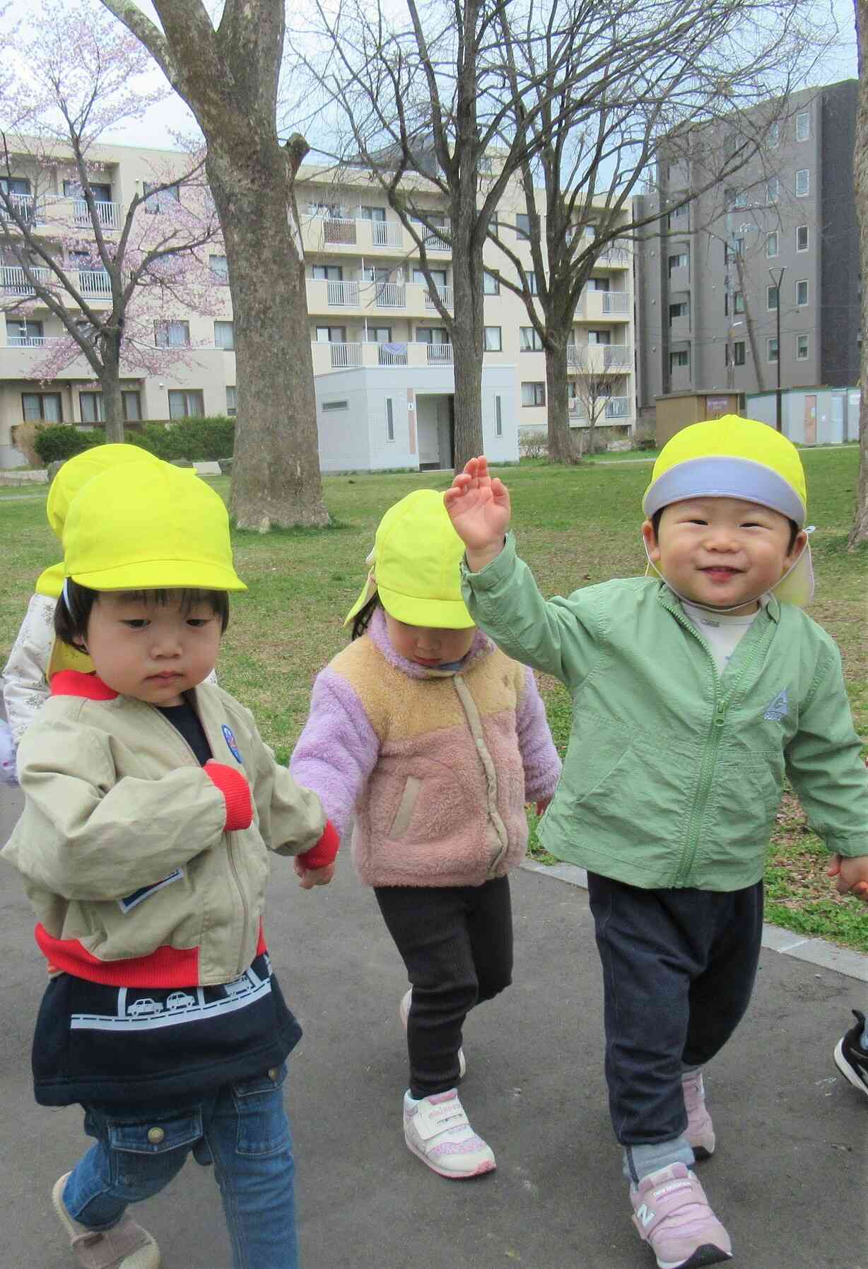お友だちと手をつないで