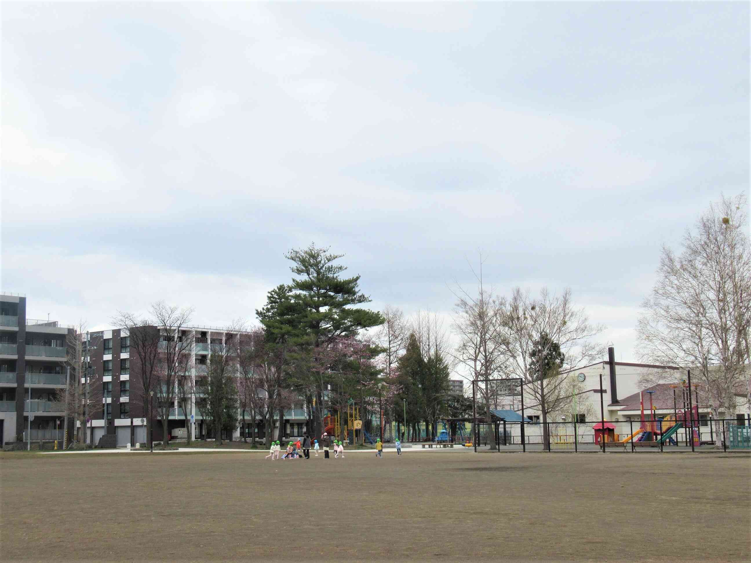 隣りの公園には…