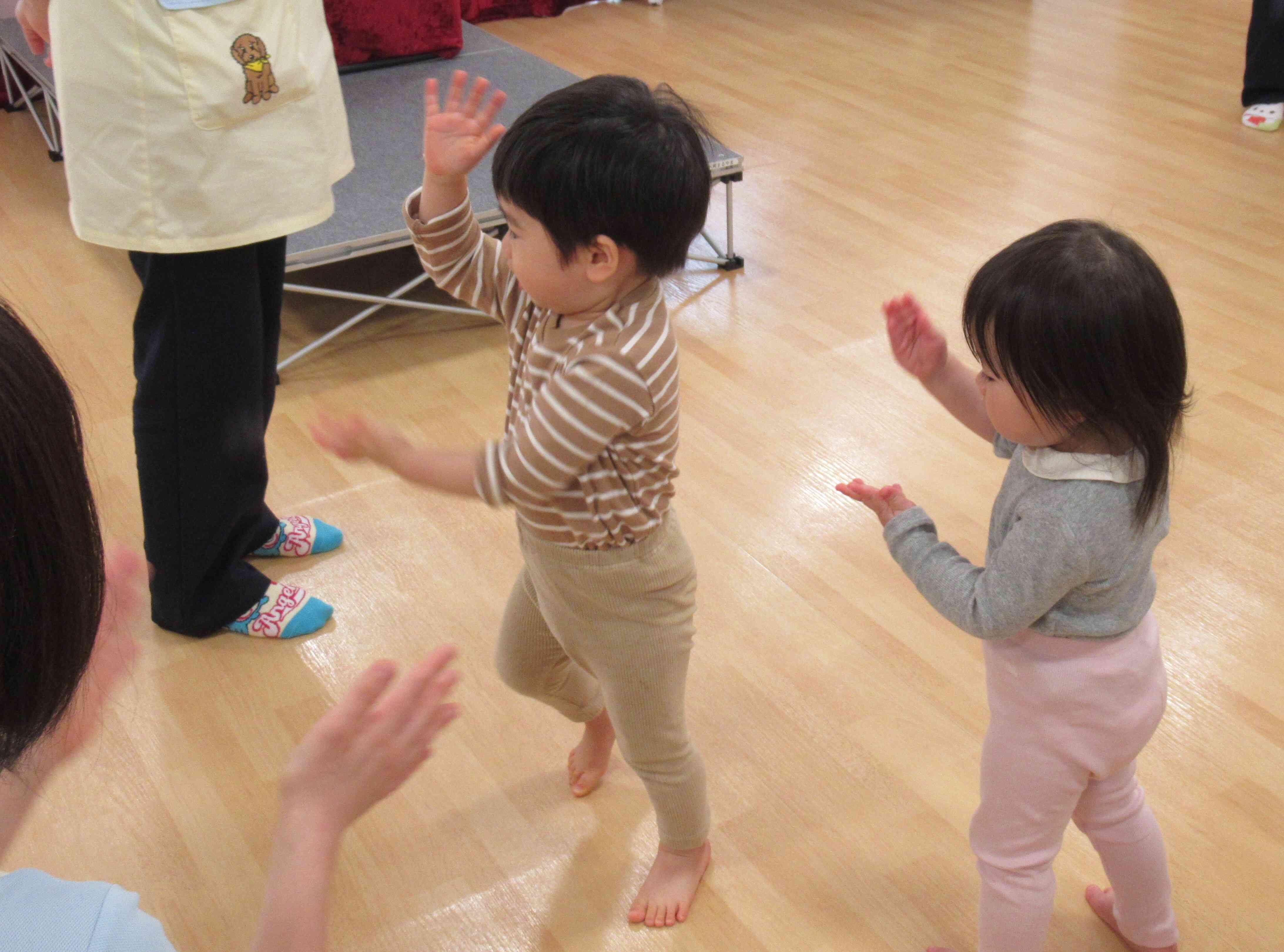 「思い出のアルバム」を歌い、ノリノリの子ども達♪