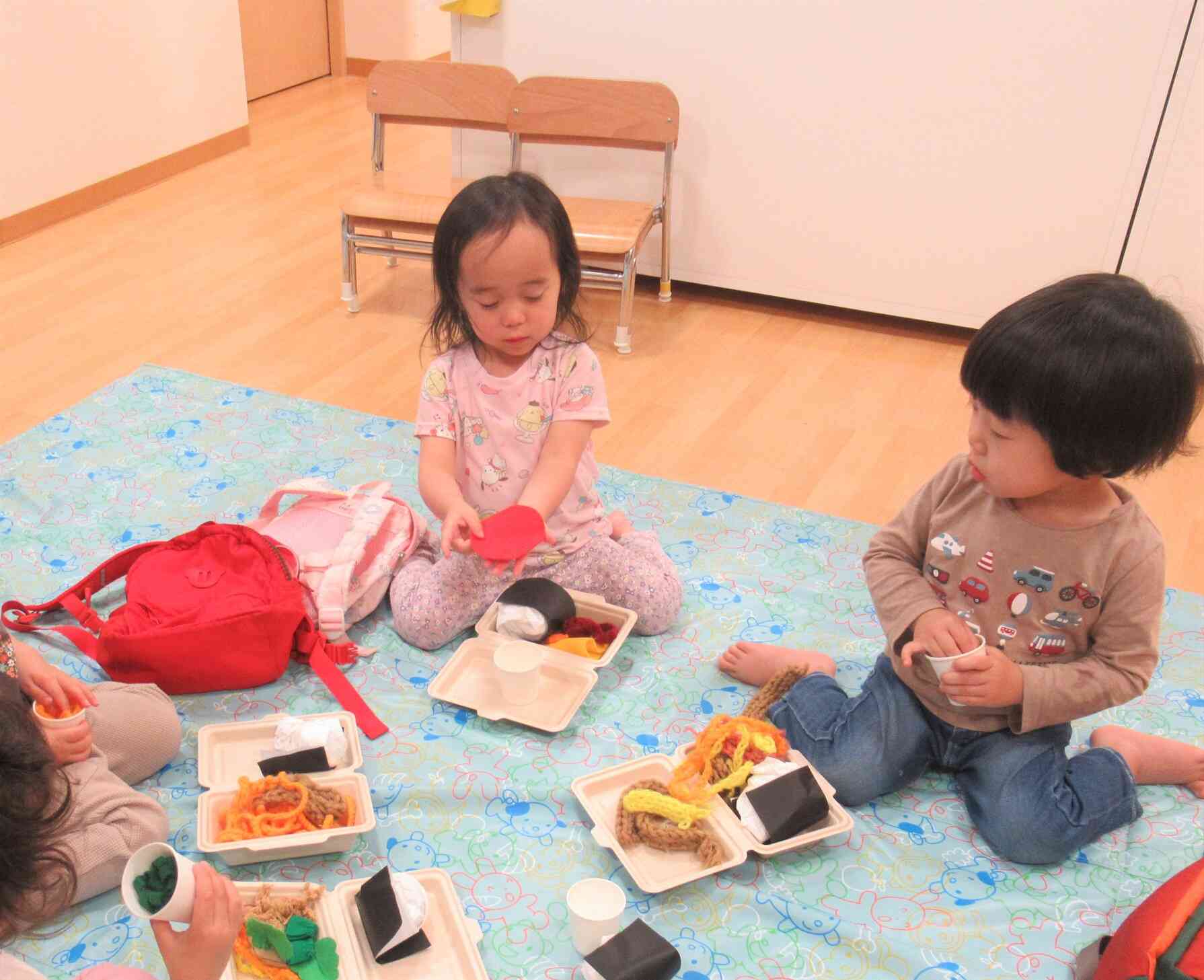 みんなでお弁当を広げて…♪　おにぎりおいしいね～！